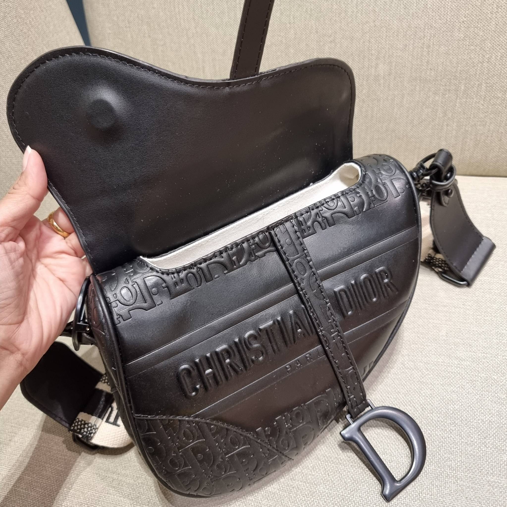 VIP CD OBLIQUE SADDLE BAG / DIOR SADDLE กระเป๋าสะพายข้าง ทรงสวยไม่ซ้ำใคร กิมมิคในตัว ดูแพง ไซส์ใหญ่ ดีไซน์ย้อนยุค เป็นเอกลักษณ์สวยทุกแบบ เปิด-ปิดด้วยกระดุมแม่เหล็กซ่อน ใช้งานง่ายมากๆ ภายในเป็นช่องโล่ง มีช่องซิป ใบสีดำเป็นหนังแท้ ใบลายเป็นผ้าแคนวาส ดูดี ดู