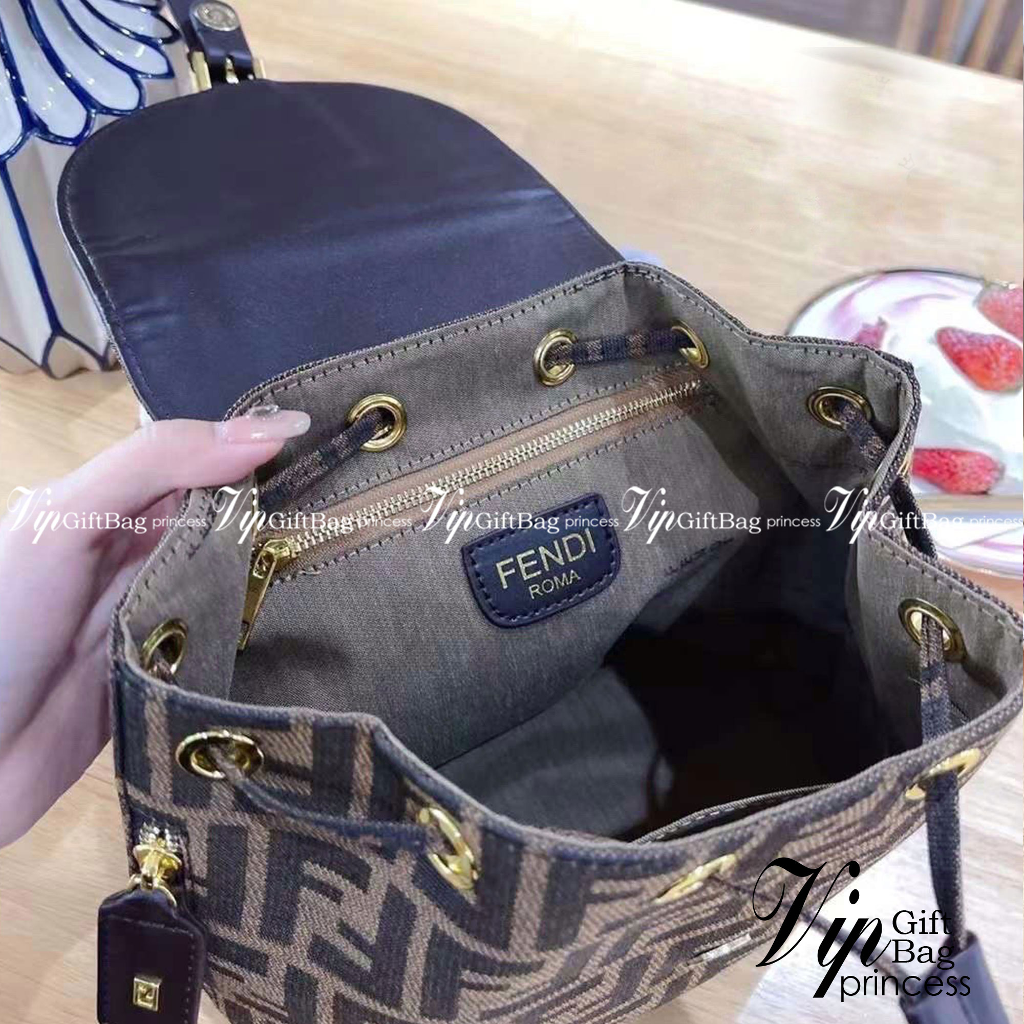 FENDI BACKPACK MONOGRAM กระเป๋าเป้เฟนดิ ทรงขนมจีบเปิดหน้า ผ้าทอลาย งานสวยปั้มทุกจุด ขนาดกำลังดีทรงน่ารักน่าใช้มากค่ะ ลายโมโนแกรมสวยตามฉบับแบรนด์ เด่นด้วยลายสัญลักษณ์แบรนด์ที่ฝากระเป๋า ตัดกับอะไหล่สีทอง ตกแต่งที่คล้องสายด้วยโลโก้ตัว FF สวยสะดุดตา ภายในกระเ