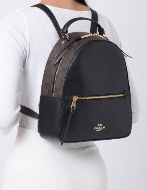COACH JORDYN BACKPACK IN BLOCKED SIGNATURE ((76622//76624//76715)) พร้อมส่ง กระเป๋าสะพายหลังแบบมีหูหิ้ว หนังแท้ หนังนิ่มอย่างดีเลยค่า ด้านหน้ามีช่องซิปหนึ่งช่องสำหรับใส่ของจุกจิกนะคะ เปิดปิดช่องหลักแบบซิปคู่ หัวซิปมีหนังห้อยมาให้ ภายในกระเป๋าโล่งใส่สัมภาร