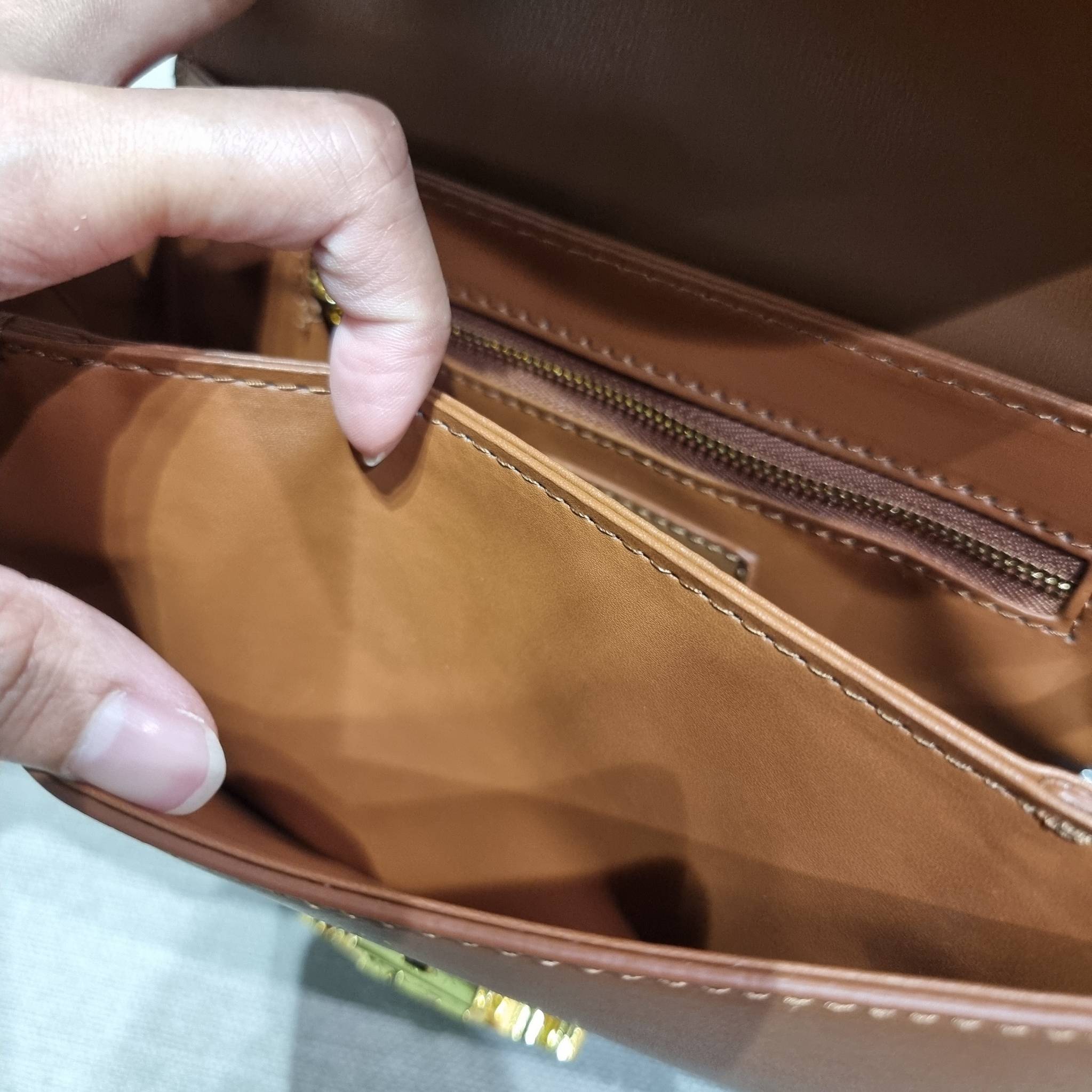 VIP 🥂 CELINE CLASSIQUE TRIOMPHE BAG IN SHINY CALFSKIN ไอเท็มสุดคลาสสิค ที่ขาดไม่ได้ กระเป๋าสะพายทรงสวยคลาสสิค แฝงความผู้ดี ที่ใช้ได้ทั้งชายหญิง วัสดุหนังแท้ เปิด-ปิดด้วยตัวกดล็อค สะดวกใช้มาก ภายในเป็นช่องโล่ง เก็บของได้เป็นสัดส่วน และยังมีช่องซิปใ