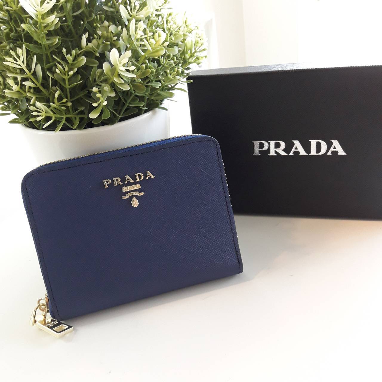 New Item! สำหรับสาวๆที่ชอบถือ **กระเป๋าสตางค์ใบเล็ก ขอแนะนำ Prada Short Saffiano wallet กระเป๋าสตางค์สั้น ขนาดกะทัดรัด เปิดปิดด้วยซิป อะไหล่ทอง ปั้มแบรนด์ ทั้งใบ **จุดเด่น มีช่องใส่รูปถ่าย ใส่บัตรได้หลายช่อง ด้านในมีช่องซิปแยกอีก1ช่องค้า อีกหนึ่งไอเท็มที่