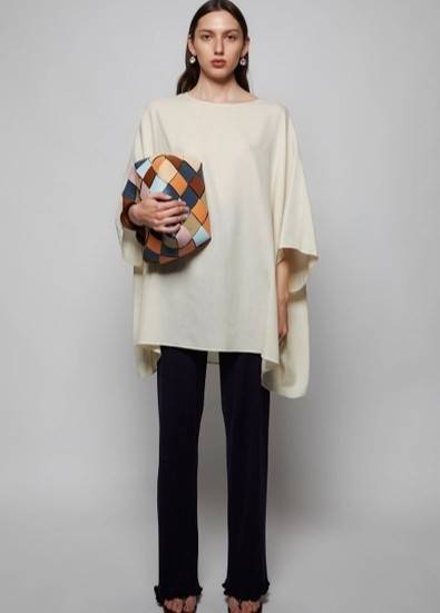 LOEWE SURPLUS LEATHER WOVEN BASKET BAG IN CLASSIC CALFSKIN กระเป๋าสาน กระเป๋าถือหรือสะพาย อะไหล่เงิน มาพร้อมสายสะพายยาวในตัว (ถอดได้ /ปรับระดับไม่ได้) ดีไซน์ถักทอแบบงานสานหมากรุก สวยล้ำนำสมัยมากๆ ค่ะ น้ำหนักเบา ตอบโจทย์การใช้ชีวิตระหว่างวันที่ดูไม่ซับซ้อน