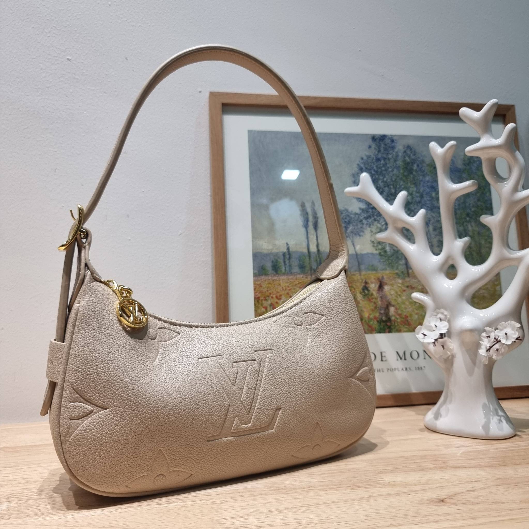 LV Mini Moon Monogram Empreinte Leather ใหม่ล่าสุด สวยสับ สวยตัวแม่ ไอเท็มเก๋ๆ ใบเดียวก็เลิศ กับกระเป๋าสะพายทรงพอช ขนาดกำลังน่ารัก พกพาง่าย รูดใช้งานสะดวกด้วยซิป ภายในเป็นช่องโล่ง มีช่องซิป ส่วนสายสะพายปรับสั้นยาวได้ตามเหมาะสม ดูดี ดูแพงทุกสี