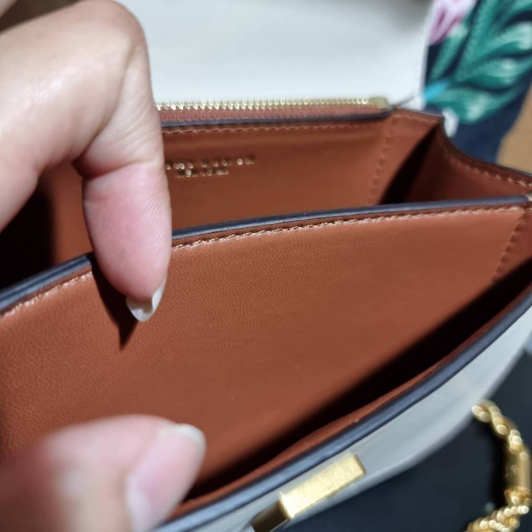 TORY BURCH ELEANOR SMALL CONVERTIBLE SHOULDER BAG ฮอตไอเท็ม รุ่นนี้ขายดีขายหมด สวยหรู คุณหนู ผู้ดี!! หายากมากแล้วน้า กระเป๋าสะพายข้าง ดีไซน์อยู่ทรง ขนาดกำลังสะดวกใช้สำหรับสาว วัสดุหนังแท้เต็มใบ สีทูโทน เปิด-ปิดด้วยแถบแม่เหล็ก ภายในแบ่งสัดส่วนได้เป็นอย่างด