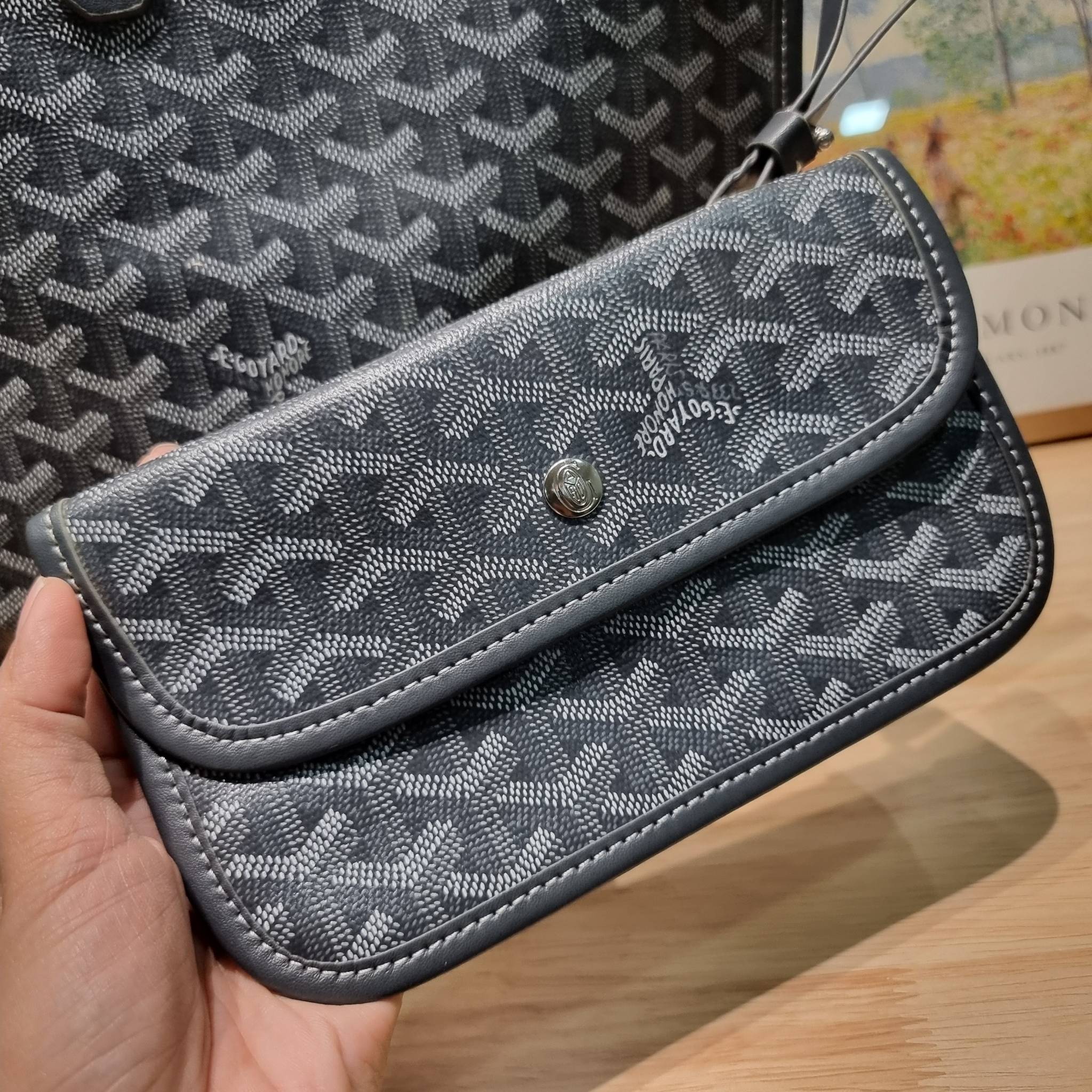 GOYARD ANJOU REVERSIBLE TOTE กระเป๋าสะพายทรงโท้ท ใบใหญ่จุใจ!! กลับด้านใช้ได้ทั้ง 2 ด้าน มาครบสีขายดี เลิศทุกสี รูปทรงคลาสสิค ดีไซน์เป็นเอกลักษณ์ ใช้งานได้หลากหลาย สามารถกลับด้านใช้ได้แบบไม่มีเบื่อ วัสดุหนังแคนวาสพิมพ์ลายสวยคม