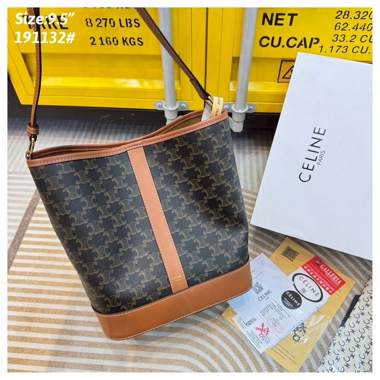 Celine bucket bag in Triomphe canvas and leather / Celine Tote Bag 6" 8" 9.5" กระเป๋าสะพายทรงบัคเก็ต โท้ทรุ่นแรกของแบรนด์ที่ได้รับความนิยมมากที่สุด ควรมีติดตู้ไว้เลย ดีไซน์สวยคลาสสิคไม่มีเอาท์