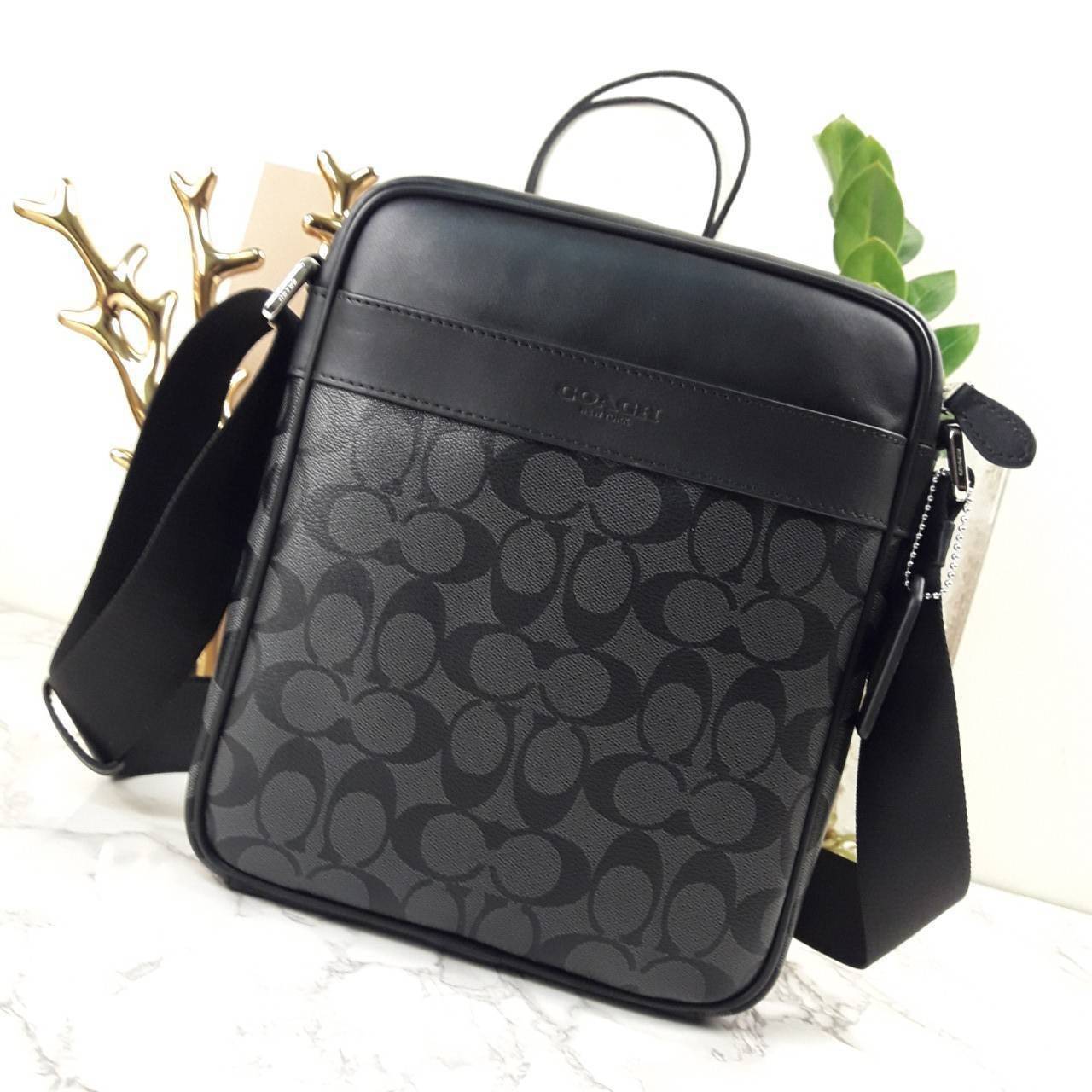 อมตะ ฆ่าไม่ตายจริงๆ กับรุ่นนี้!!😎//>>COACH CHARLES FLIGHT BAG(F54788)🍁สะพายข้าง ทรงสวย เป็นอีกรุ่น ที่ฮิตตลอดกาลไปเรียบร้อยแล้ว//วัสดุหนังแคนวาส สลับหนังแท้อย่างดี // ใช้ได้ทั้งชายและหญิง Unisexสุดๆ ใช้งานง่าย ทรงกล่อง จะสะพายเที่ยว 