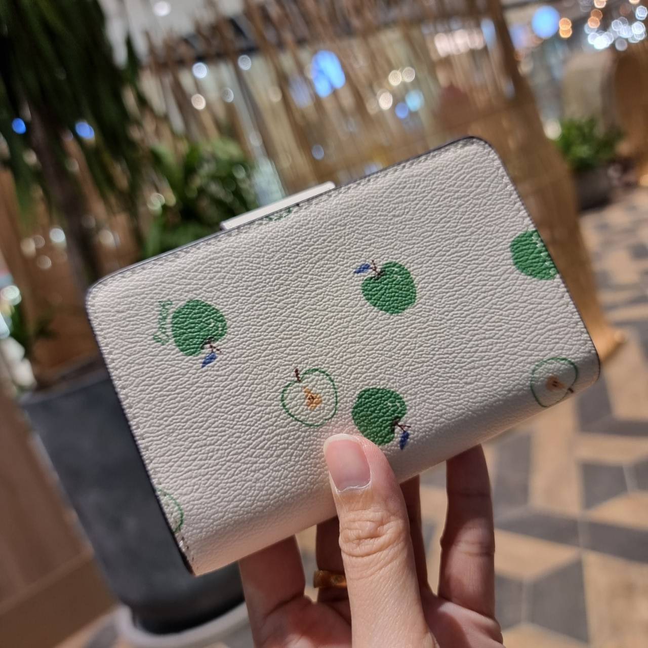 COACH C4117 MEDIUM CORNER ZIP WALLET IN SIGNATURE CANVAS WITH APPLE PRINT ดีไซน์ใหม่ล่าสุด!! คอลเลคชั่นลายพริ้นท์แอปเปิ้ลแดงโดดเด่นบนพื้นลายซิกเนเจอร์ เพิ่มลูกเล่นให้กระเป๋าสตางค์ของคุณ กระเป๋าสตางค์ใบกลาง ขนาดกำลังเหมาะมือ วัสดุหนังแคนวาส ดูแลรักษาง่าย ม