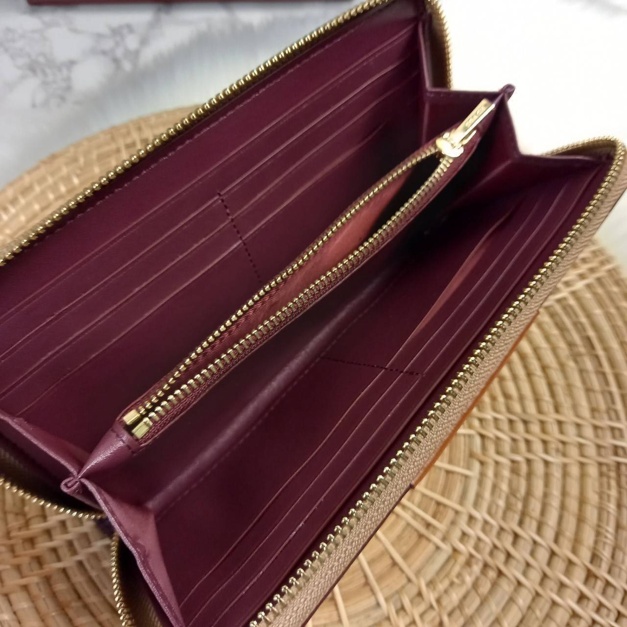 มาเท่าไหรก็ไม่เคยพอจริงๆ มีความต้องการกันถึงขีดสุด❣️😘>>COACH ACCORDION ZIP WALLET IN COLORBLOCK SIGNATURE CANVAS (COACH 31546)🍁กระเป๋าสตางค์ใบยาว ซิปรอบ //วัสดุหนังแคนวาสสลับหนังแท้ ดีไซน์สวย โดดเด่นลงตัวเป็นที่สุด ด้านในมีช่อ