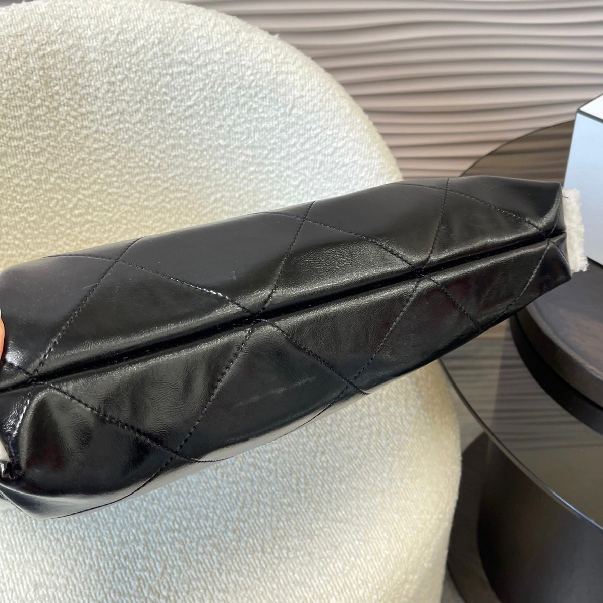 ใช้คำว่า 'สวยยย' ได้เปลืองมากใบนี้! กับ CHANEL 22 LEATHER HANDBAG ทรงยอดฮิตในปี 2023 กระเป๋าหิ้วหรือคล้องไหล่ได้ **หนังกลับ ทั้งใบสวยเนี้ยบบ