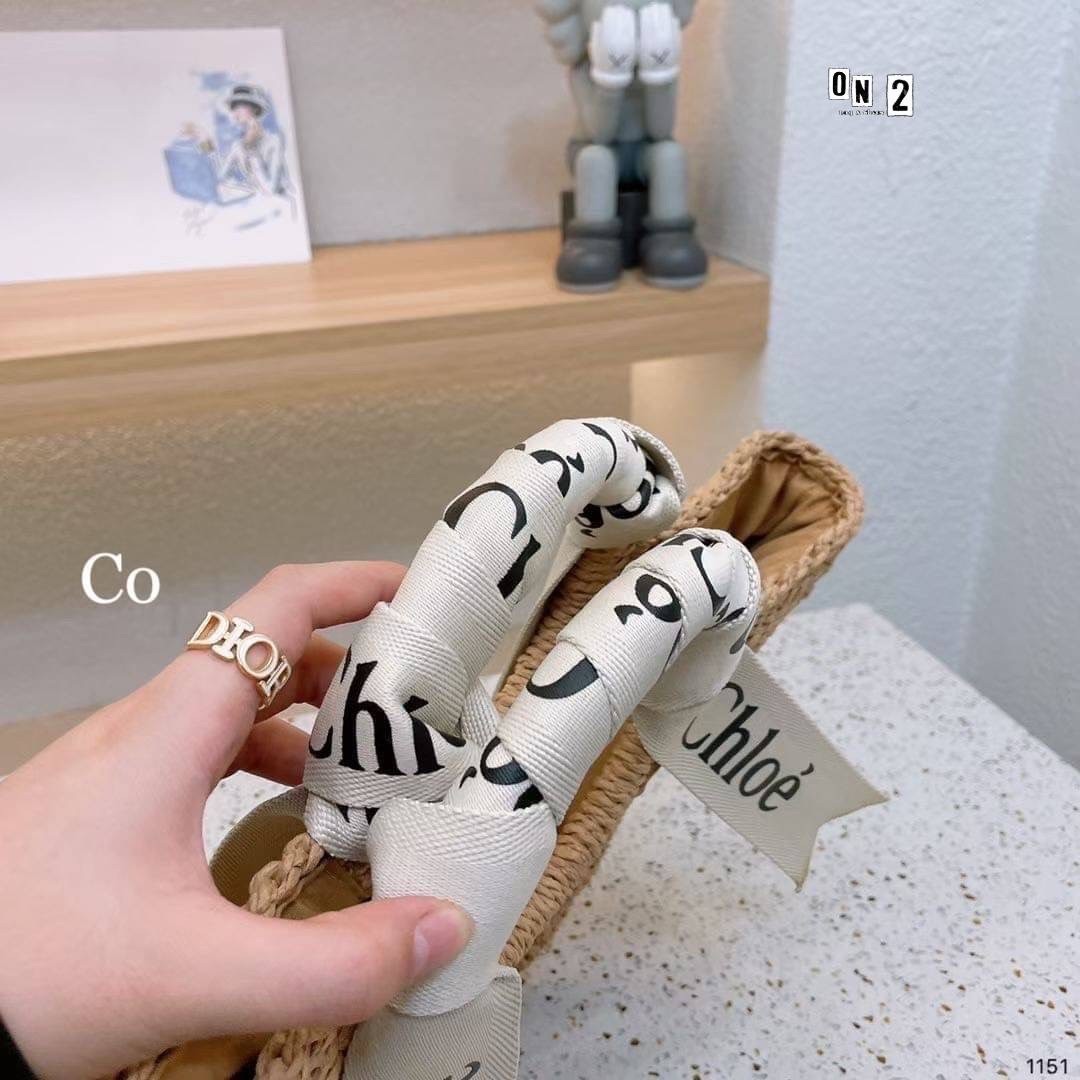 Chloe Straw Handbag Summer Beach Weave / CHLOE woody basket กระเป๋าสานสไตล์มินิมอล ซับในผ้าอย่างดี มาพร้อมผ้าผูกหูกระเป๋า สวยลงตัวรุ่นนี้ไม่ควรพลาดน้า สวยปังไม่ไหว