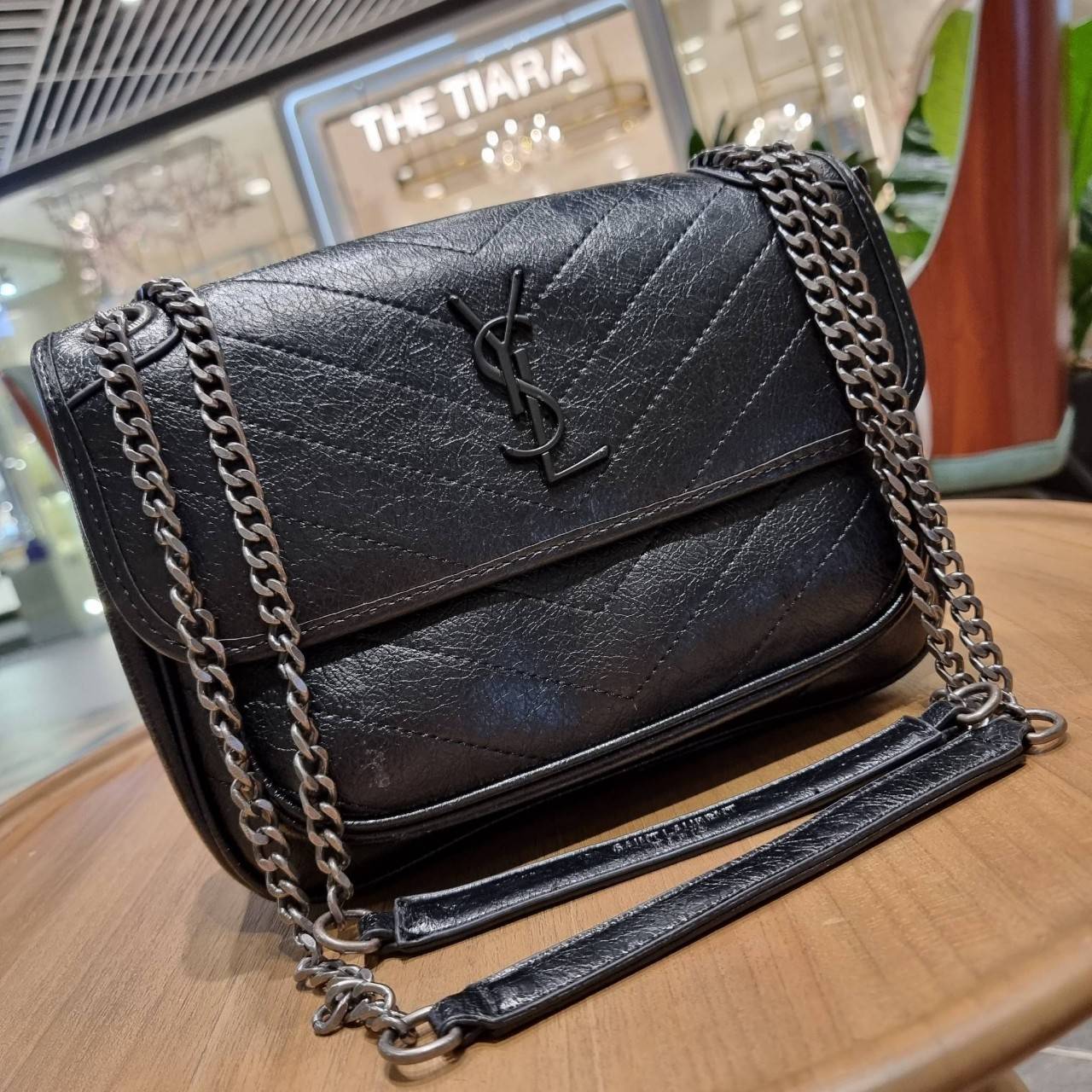 VIP 】หนังแท้ Yves Saint laurent shoulder bag กระเป๋าสะพายทรงคลาสสิค สุดฮอต ดีไซน์เรียบหรู วัสดุหนังแท้ขัดเงา สวย!! ใช้งานง่ายเพียงแค่เปิ-ปิดด้วยกระดุมแม่เหล็ก ภายในโล่งกว้าง จุของได้เลยสบายๆ กระเป๋าสตางค์ใบยาว มือถือ เครื่องสำอางค์ พาวเวอร์แบงค์ หรือจะ ga