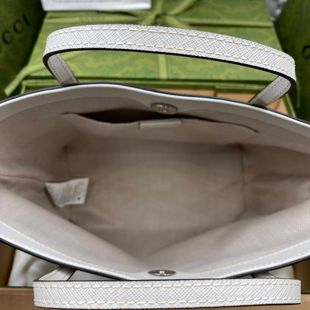 VIP 】Animal-Friendly Gucci Kid GG Supreme Tote Bag งานหนังแท้ทรงตั้งสวย ขนาดกะทัดรัด จุของได้เยอะ ใช้ได้ทั้งเด็กและผู้ใหญ่ น่ารักมากค่ะ **ขายดีตลอดกาล**