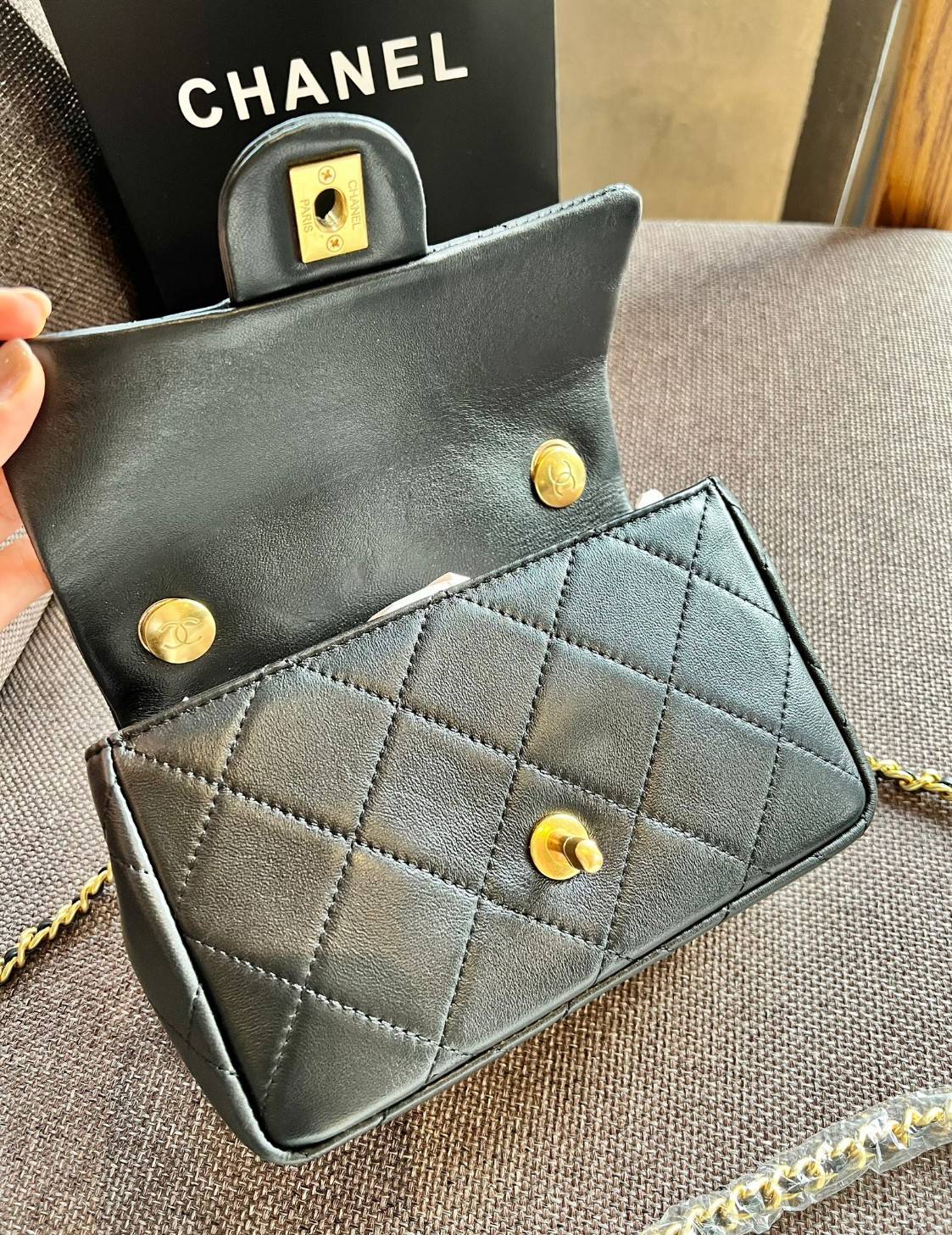 Chanel Small Flap Bag with Top Handle 8" /CHANEL CHAIN SHOULDER BAG กระเป๋าสะพายได้และหิ้วได้ หนังสวย เรียบ สัมผัสนุ่มมือ น่าใช้มากๆ