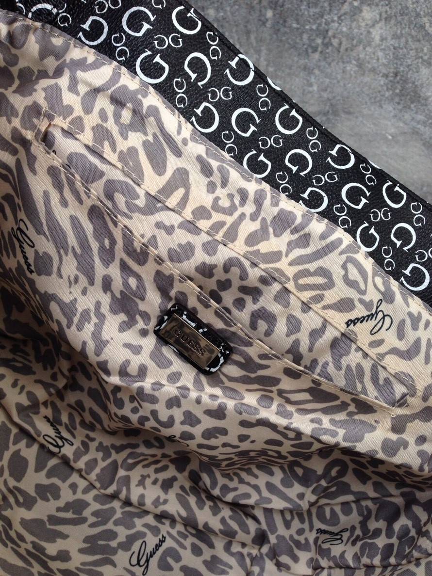Guess handbag กระเป๋าถือหรือสะพาย ลายแบรนด์รอบใบ วัสดุ pu. คุณภาพดี ด้านข้างเป็นซิปปรับทรงได้ เปิดปิดแบบกระดูมแม่เหล็ก จุได้เยอะ ใส่ wallet ยาว, iPad ได้ มีช่องเล็ก บุผ้าแบรนด์อย่างดี มาพร้อมสายยาว ถอด ปรับได้ 5 ระดับค่ะ