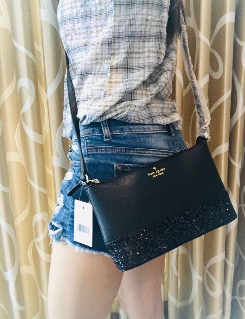 Kate Spade New York Greta Court Ramey Gritter Crossbody Bag กระเป๋าสะพายที่มีดีเทลเป็นกริชเตอร์วิ้งที่ก้นกระเป๋า ด้านบนหนังsaffiano เปิดปิดด้วยซิปเดียวด้านบน ภายในใส่กระเป๋าสตางค์ยาว มินิไอแพคได้ สายสะพายยาว118cmปรับไม่ได้ ขนาดกำลังดีสวยน่าใช้เลยคร้า!!