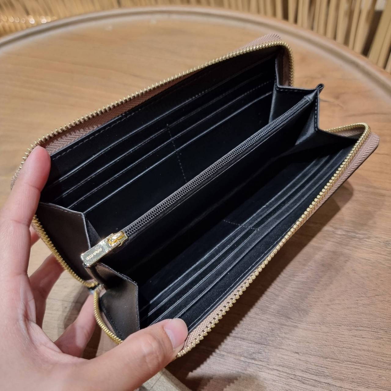 COACH ACCORDION ZIP WALLET IN SIGNATURE CANVAS WITH PRAIRIE ROSE / JUMBO FLORAL / CAMO ROSE FLORAL / MEDLEY BOUQUET PRINT ((F31572/F39189/F26290/F2859)) สวยคลาสสิคไม่มีใครเกิน!! กระเป๋าสตางค์ใบยาว ลวดลายสวย สีสันโดดเด่น วัสดุหนังแคนวาสเคลือบ เปิด-ปิดด้วยซ