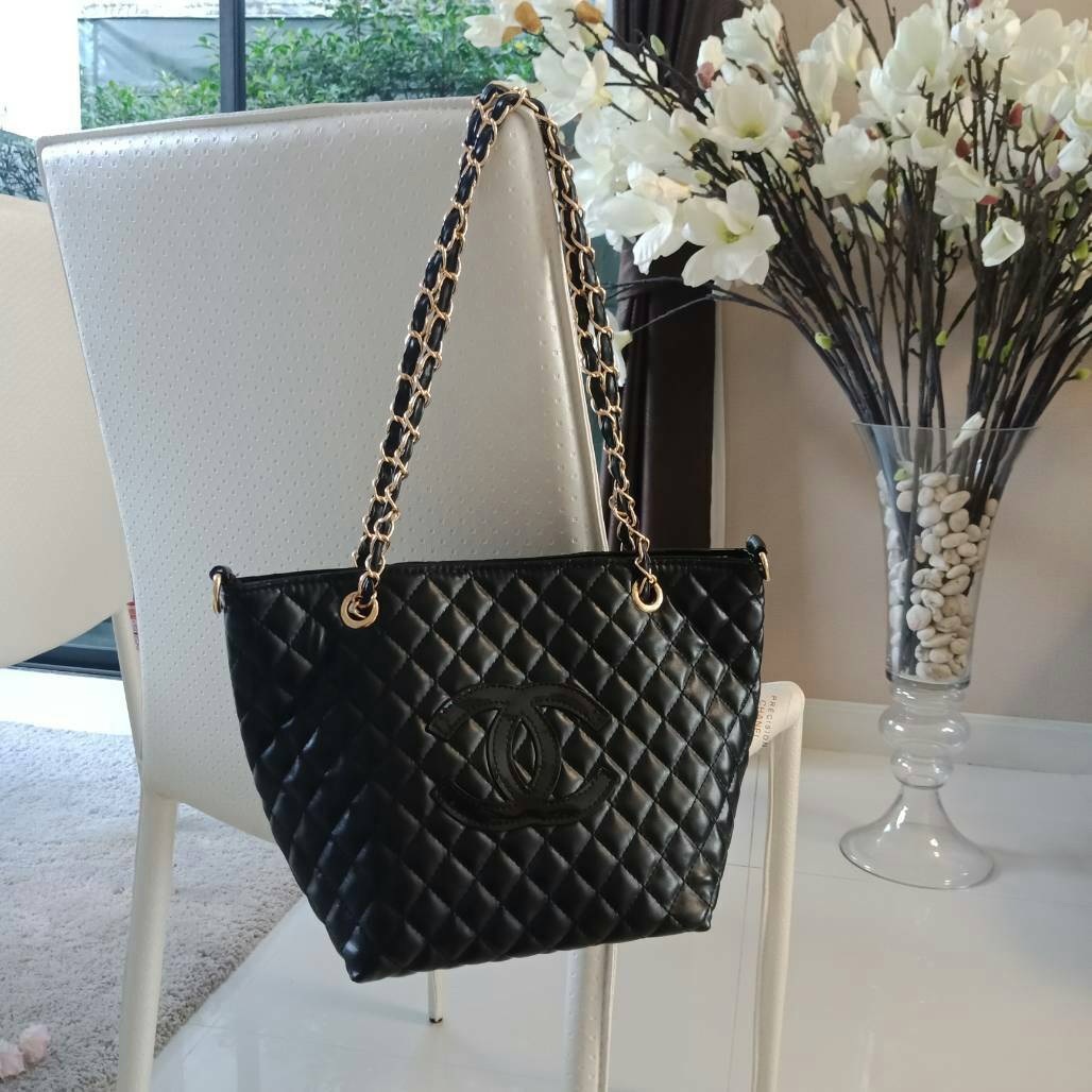Must Have! Chanel Tote & Shopping Bag กระเป๋าสะพายทรง Shopping Bag พรีเมี่ยมกิ้ฟ Limited Edition ของแท้ 100% นำเข้าจาก Chanel Perfume Counter ใบใหญ่วัสดุหนัง PU ประดับโลโก้ CC สุดคลาสสิค ซับใน Polyester 100% เปิดปิดด้วยกระดุมแม่เหล็ก จุสุดๆ สามารถใส่เอกสา