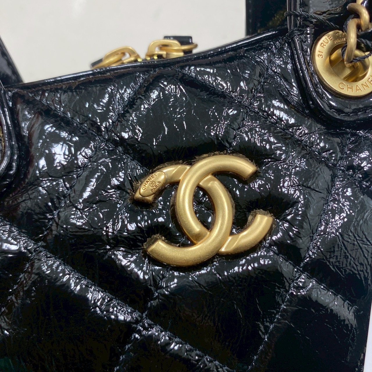 ORI หนังแท้ | Chanel Large Bowling Bag Crumpled Leather / Chanel Keepall Bag กระเป๋าถือ กระเป๋าสะพายรุ่นใหม่ล่าสุด ดีไซน์หนังยับเงา ในคอลเลกชัน Métiers d’art ปี 2024/25