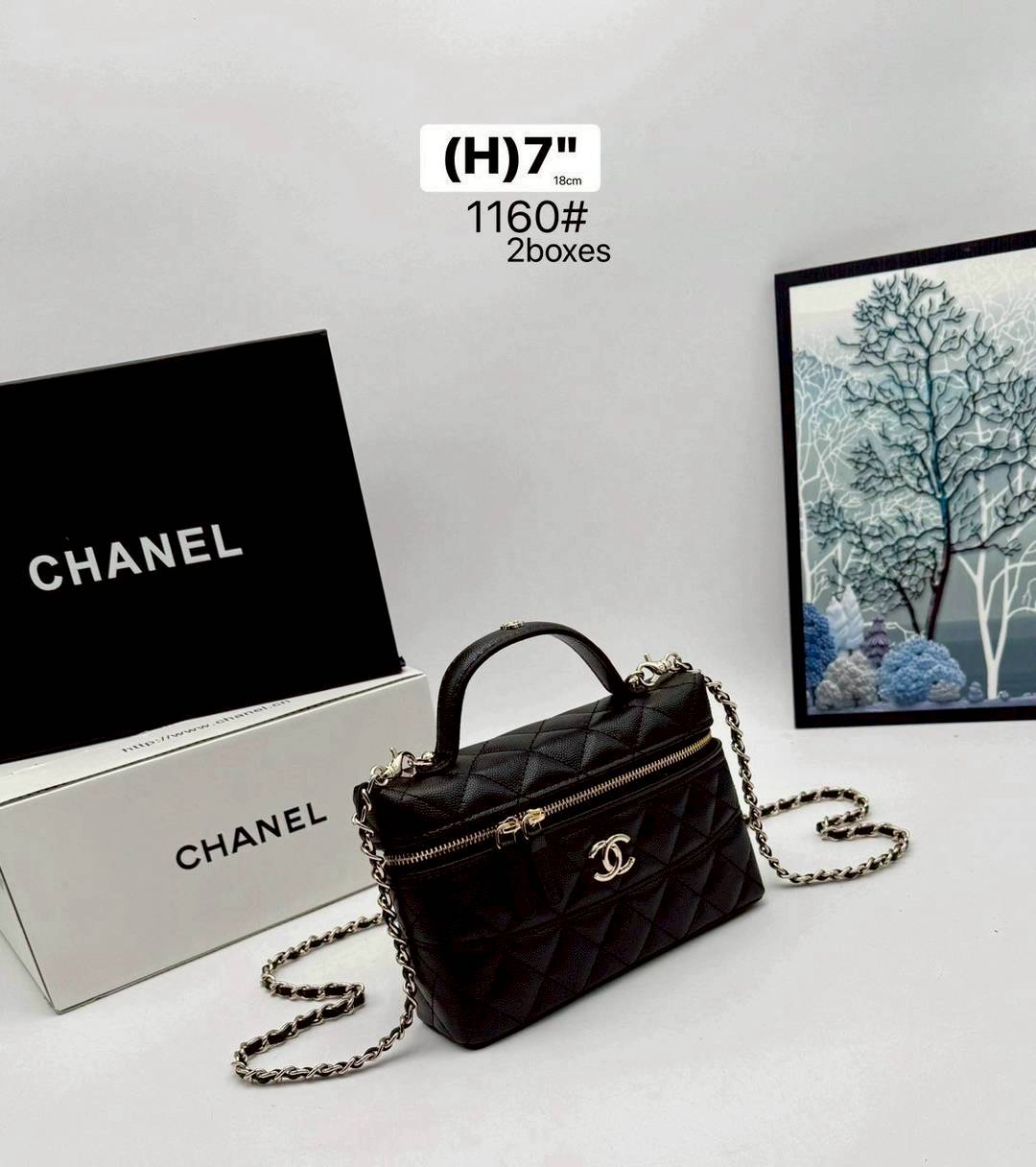 CHANEL Long Vanity With Chain วานิตี้รุ่นใหม่ล่าสุด พลาดไม่ได้เลยกับคอลสุดแซ่บ ดีไซน์ใหม่รูปทรงคลาสสิค หูจับแต่งโลโก้สวยหรู สายสะพายข้างเป็นโซ่ถอดได้ ได้ทุกวันอย่างคล่องตัว