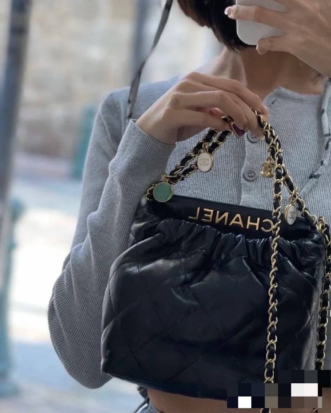 Chanel ss22 shopping tote / Chanel 23P mini bucket bag น่ารักมากๆ กับกระเป๋าสะพายไซส์มินิ ที่ปล่อยผ่านไม่ได้จริง ดีไซน์สายโซ่คล้องแขนตกแต่งอะไหล่ห้อยเพิ่มมูลค่า