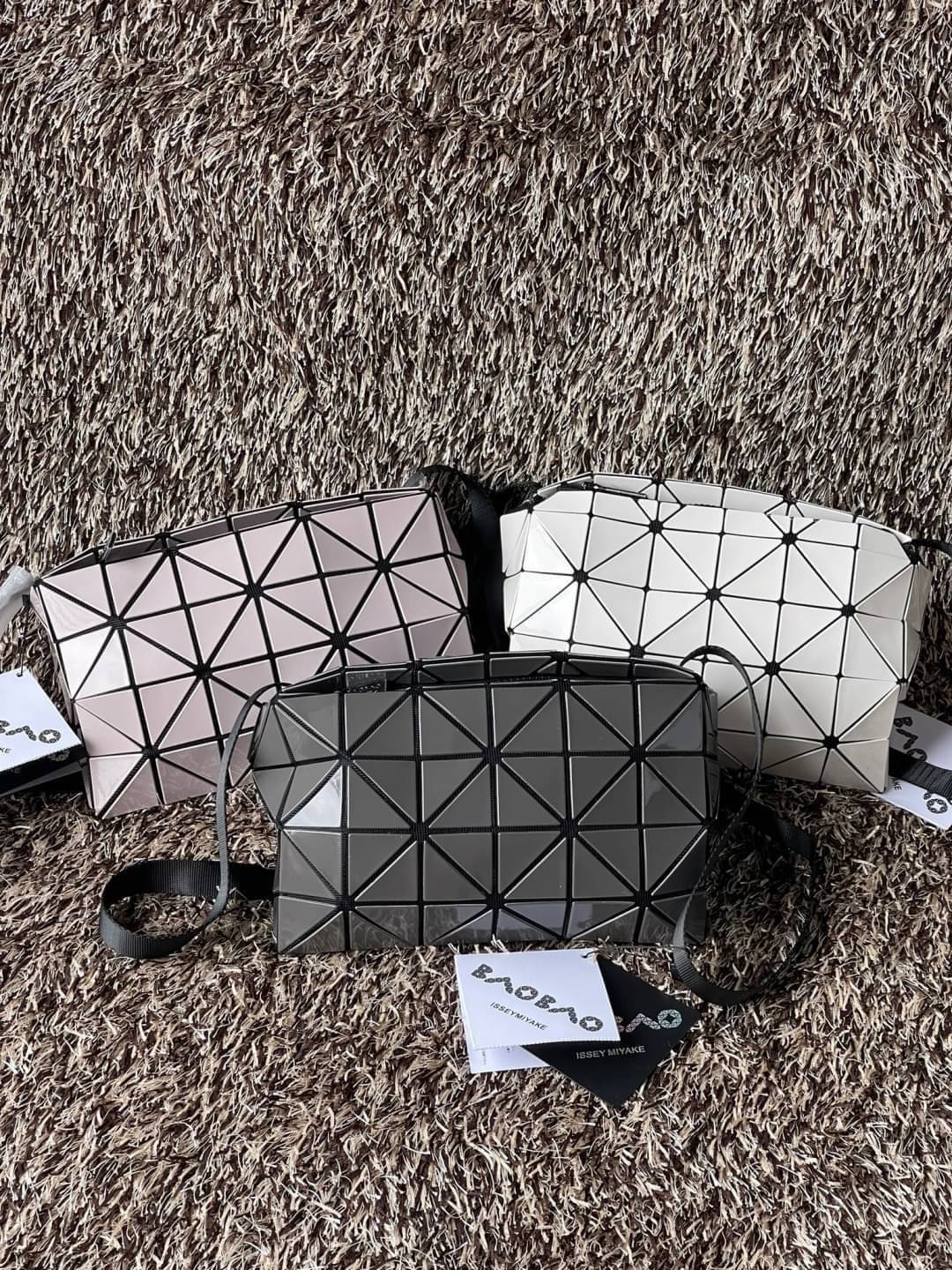 BAOBAO Issey Miyake CARTON GLOSS SHOULDER BAG มาในไซส์ขนาดกะทัดรัด โดดเด่นด้วยดีไซน์อันเป็นเอกลักษณ์ของแบรนด์ ที่สำคัญน้ำหนักเบา