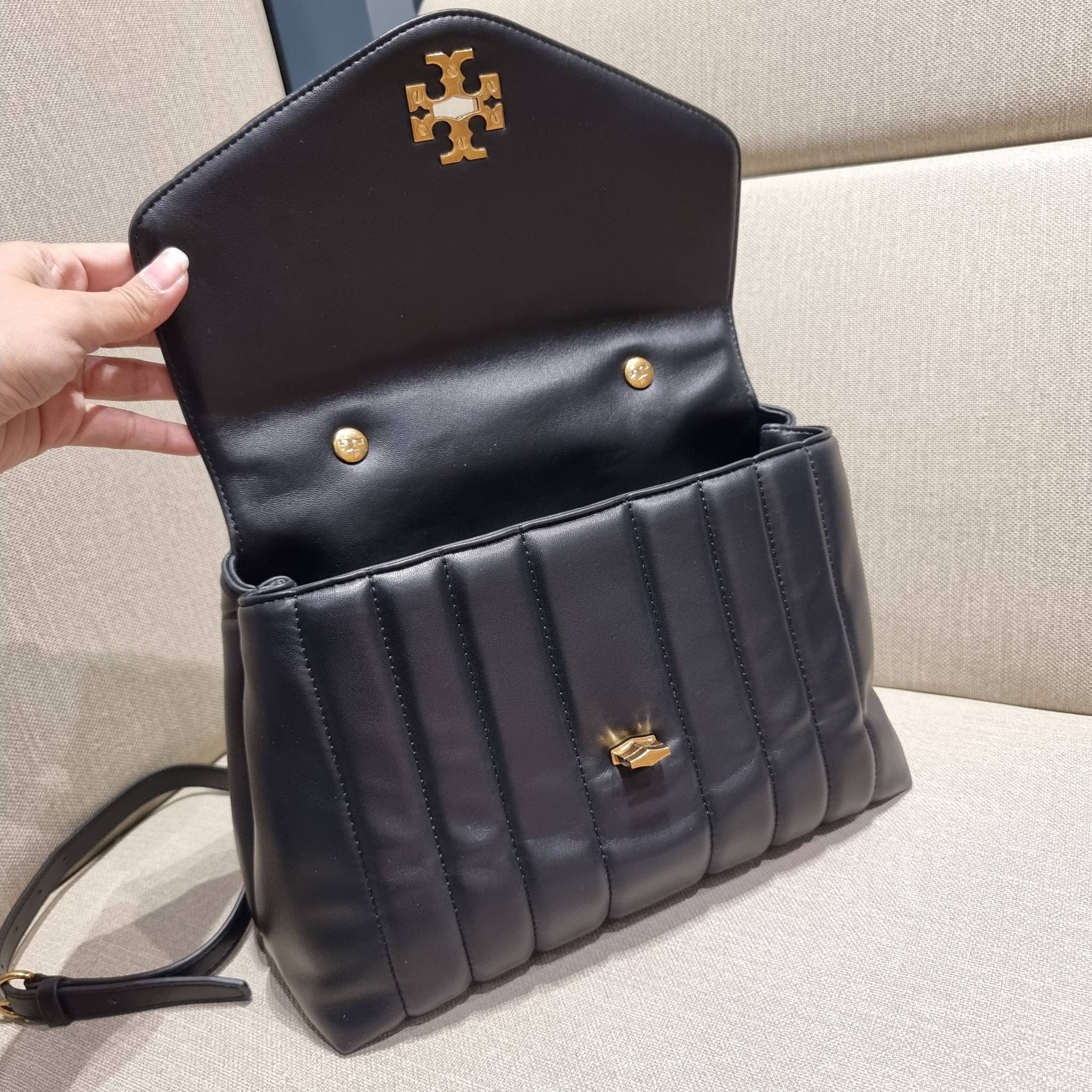 TORY BURCH KIRA QUILTED LARGE SATCHEL ใบใหญ่กับคอลที่ปังไม่ไหว พร้อมเสิร์ฟสีคลาสสิค กระเป๋าถือ/สะพาย ทรงสวย ดูแพง ดูหรู!! หนังแท้ ดีไซน์บุนวม เส้นคมสวย วัสดุหนังแกะ สัมผัสดีงาม นิ่มมือ เปิด-ปิดด้วยอะไหล่บิดล็อค ภายในเป็นช่องโล่ง มีช่องซิป ใส่ของได้แน่นๆ ม