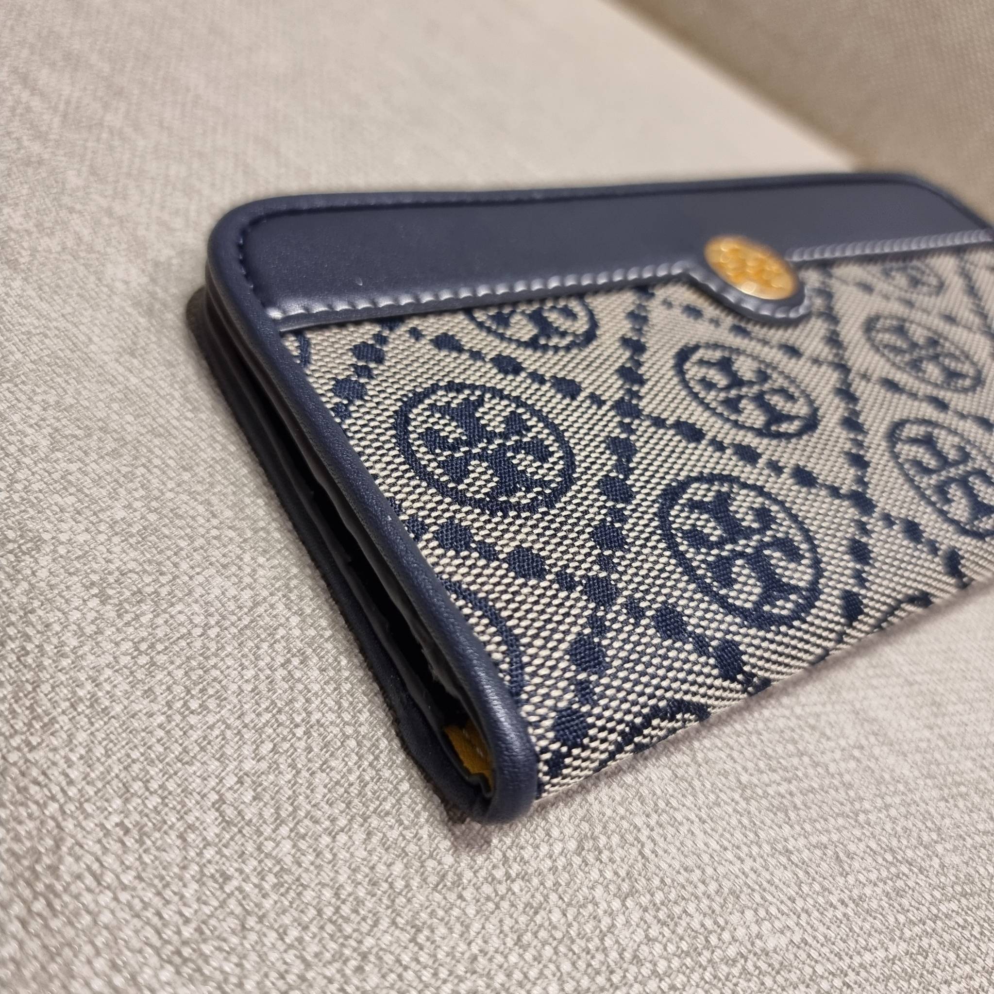 TORY BURCH T MONOGRAM JACQUARD SLIM WALLET ของดีมีให้ที่นี่แบบจัดเต็ม กระเป๋าสตางค์ใบยาว รุ่นสลิม สวยหรู ขนาดกำลังเหมาะมือ ถือแล้วขับผิว วัสดุผ้า jacquard ตัดสลับหนังแท้ ภายในสวยคมม้าก!! มีช่องใส่บัตรได้แบบเน้นๆ และช่องใส่ธนบัตรได้ ด้านหลังมีช่องซิปอีกหนึ