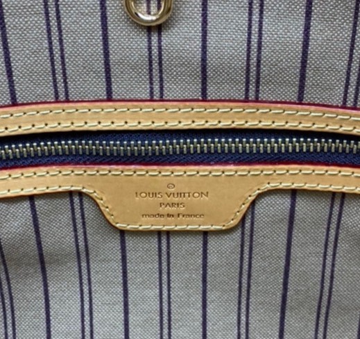 LV Monogram Delight Canvas มี 2 ขนาด กระเป๋าสะพายข้างทรงสูงใบใหญ่หนังแกะสังเคราะห์ หูหิ้วปั้มโลโก้ ด้านในมี1ช่องซิป 1ช่องใส่ของจุกจิ๊ก อะไหล่ทองหรูหรา มีสายยาว ถอดสายได้ ปรับระดับได้ จุของได้เยอะ หรูหรา สวยงาม เหมาะกับทุกโอกาศ ต้องมีติดตู้ห้ามพลาดเลยค่า