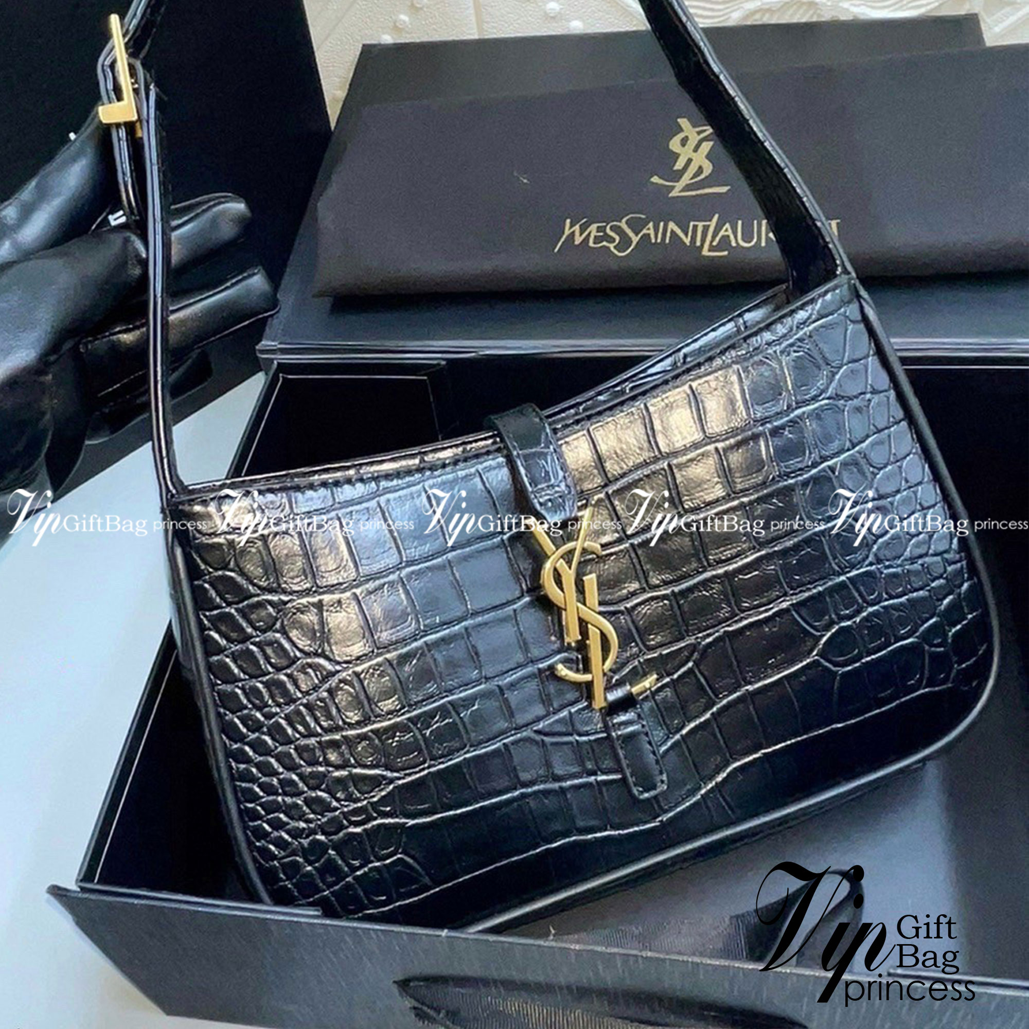 YSL Le 5 à 7 Leather Hobo Bag รุ่นยอดนิยม รที่สาวๆ ตามหา งานสวยหรู กระเป๋าสะพายไหล่ ดีไซน์อยู่ทรง คลาสสิคแฝงความหรูด้วยโลโก้สีทองอร่ามโดดเด่น วัสดุหนังเรียบ สาวๆที่รออยู่ต้องรีบจัด รีบมีเป็นของตัวเองกันน้า ราคาสุดคุ้มที่นี่ที่เดียวจ้า