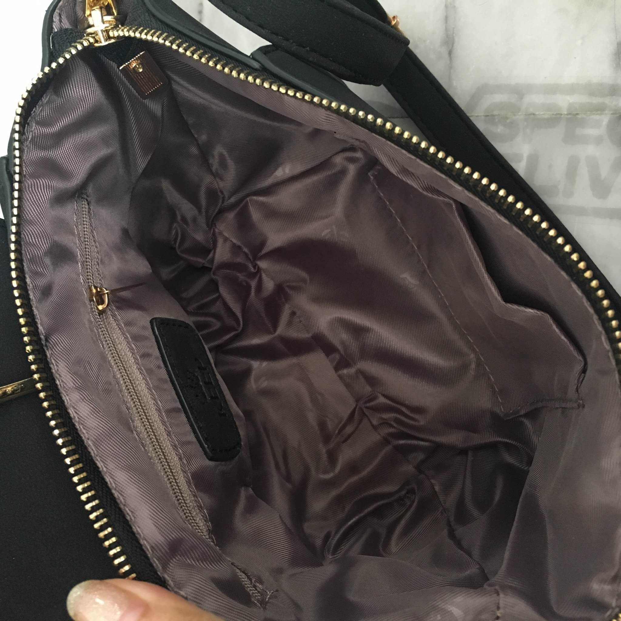 ทรงขายดี มาใหม่สวยหรูมากคะ 🌼 กระเป๋าถือ / สะพายจาก แบรนด์ KEEP รุ่น Amelia หนังกลับอย่างดี สวยคลาสสิคมากคะ #จุดเด่นใบนี้ - ขนาดกำลังดี ใส่มือถือ // กระเป๋าตังยาวได้คะ - ตัวล็อคด้านหน้าสวยหรู ปากกระเป๋ามีซิปปิดอีกที - ภายในมีผ้าซับในอย่างดี มีช่องใส