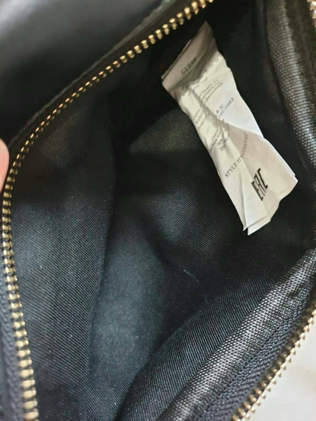 GUESS GESABEL GYM FANNY PACK กระเป๋าหนังคาดเอว/อก ด้านหน้าปั๊มโลโก้แบรนด์ทรงสามเหลี่ยม ตัวกระเป๋าเปิดปิดด้วยซิปใช้งานง่าย มี 2 ช่องซิป มีลูกเล่นซ่อนซิปหน้าคาดปิดด้วยสายพิมพ์โลโก้ ภายในกระเป๋าโล่งกว้าง สามารถใส่มือถือได้ทุกรุ่น จุของได้เยอะ รับรองถูกใจสาวๆ