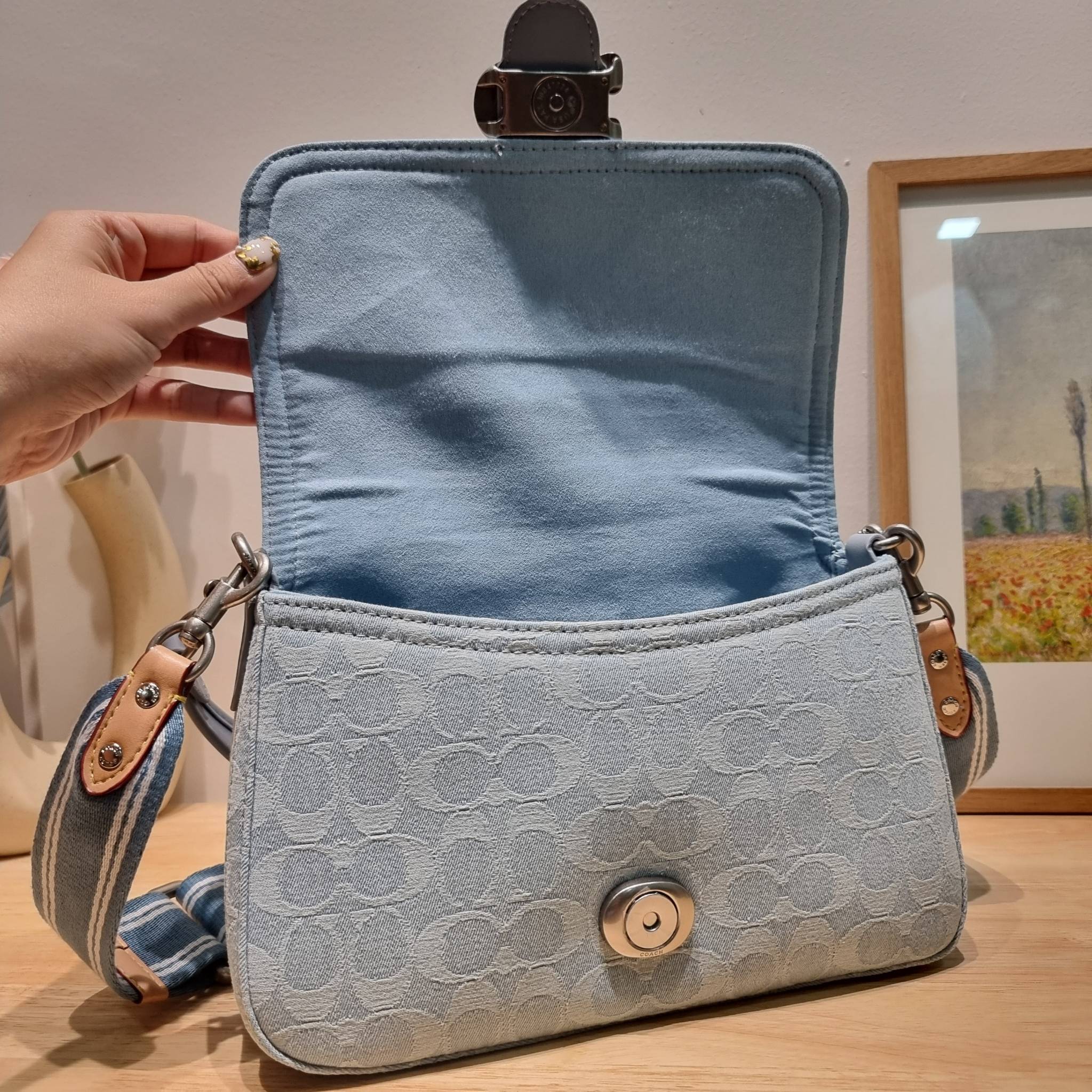 COACH CJ854 SOFT TABBY SHOULDER BAG IN SIGNATURE DENIM ฉุดไม่อยู่แล้วจริงๆกับไอเท็มนี้ ที่ร้อนแรงแบบปังๆไปเลย!! กระเป๋าสะพายไหล่/สะพายข้าง ดีไซน์วินเทจย้อนยุค สวยคมชัด คลาสสิคใช้ได้ทุกลุค