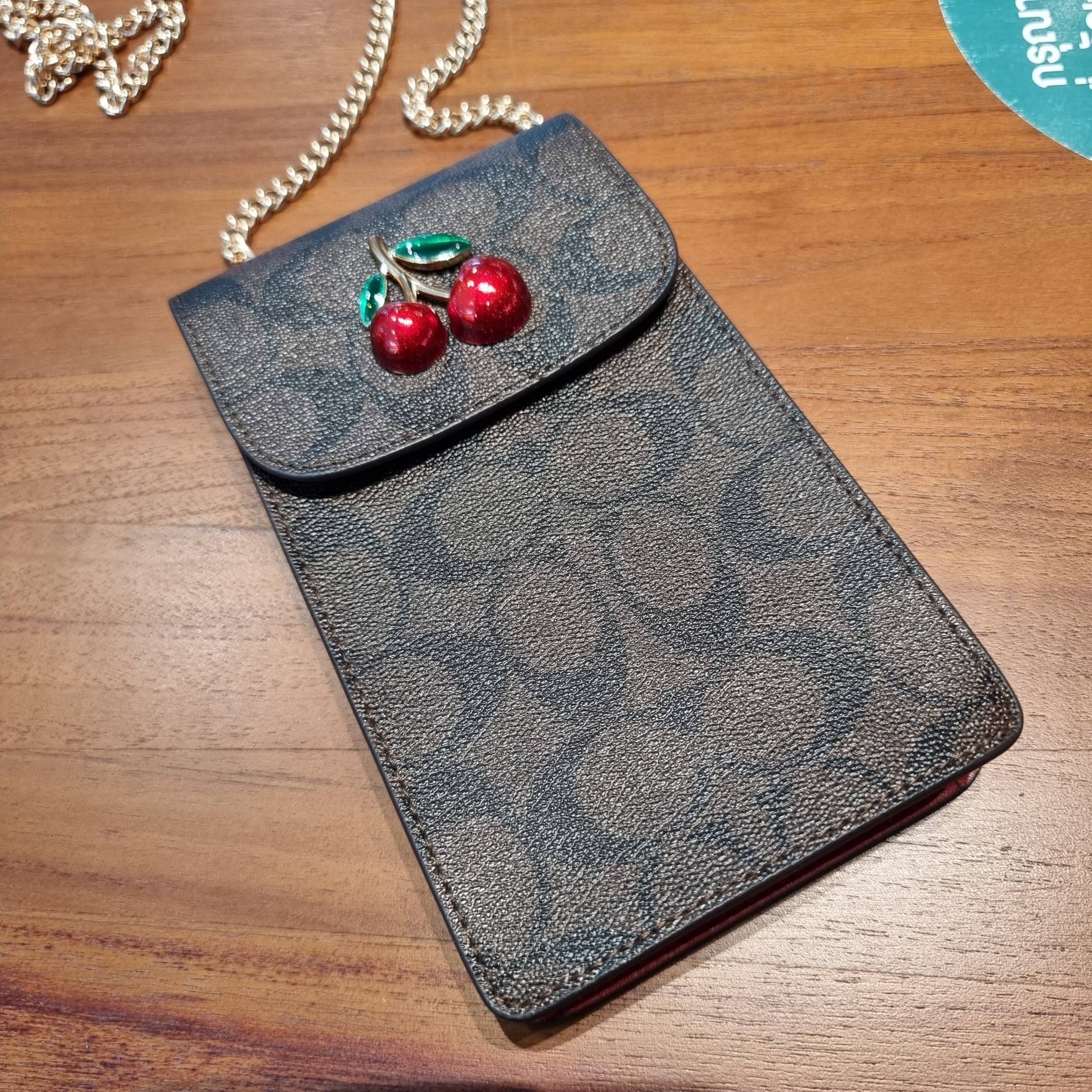 COACH F73486 NORTH/SOUTH PHONE CROSSBODY IN SIGNATURE CANVAS WITH FRUIT 🍒🍓🍋 แจกความสดใสกันอีกครั้ง!! กับกระเป๋าสะพายเอนกประสงค์ Case phone ใส่โทรศัพท์มือถือได้ทุกรุ่น ดีไซน์ลายผลไม้ฉ่ำๆ สวยมีเสน่ห์ 💖 วัสดุหนังแคนวาสคุณภาพ ฝ