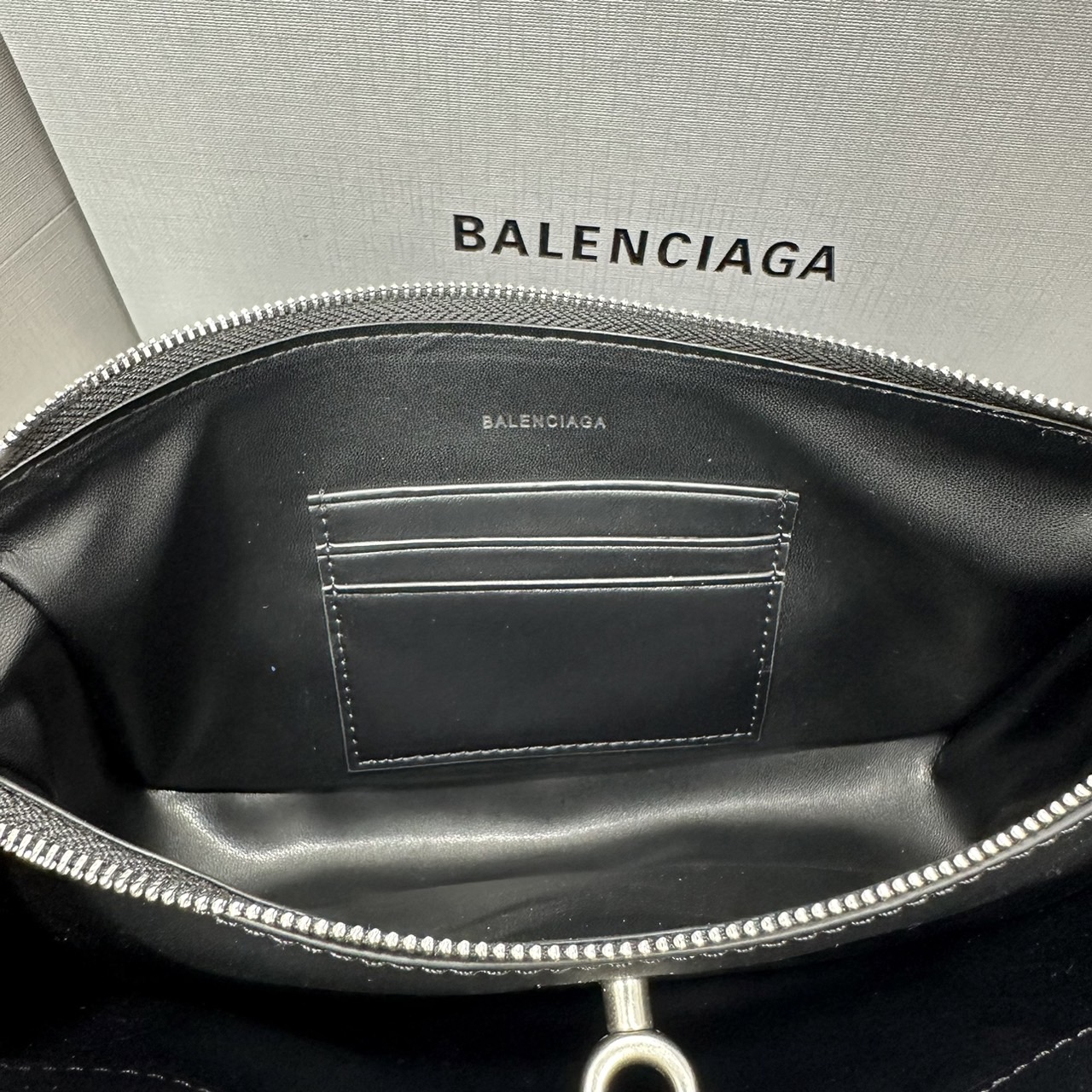 Balenciaga Rodeo Sling Pochette / Balenciaga shoulder leather bag 22cm กระเป๋าสะพายทรงพอชที่สุดของไฮแบรนด์สุดไอคอนิค ดีไซส์เรียบหรู สวยจับต้องได้ ถือหรือสะพายไหล่ได้เก๋มากๆ ถือออกงานก็ได้ลุคไฮแฟชั่นหรูๆ