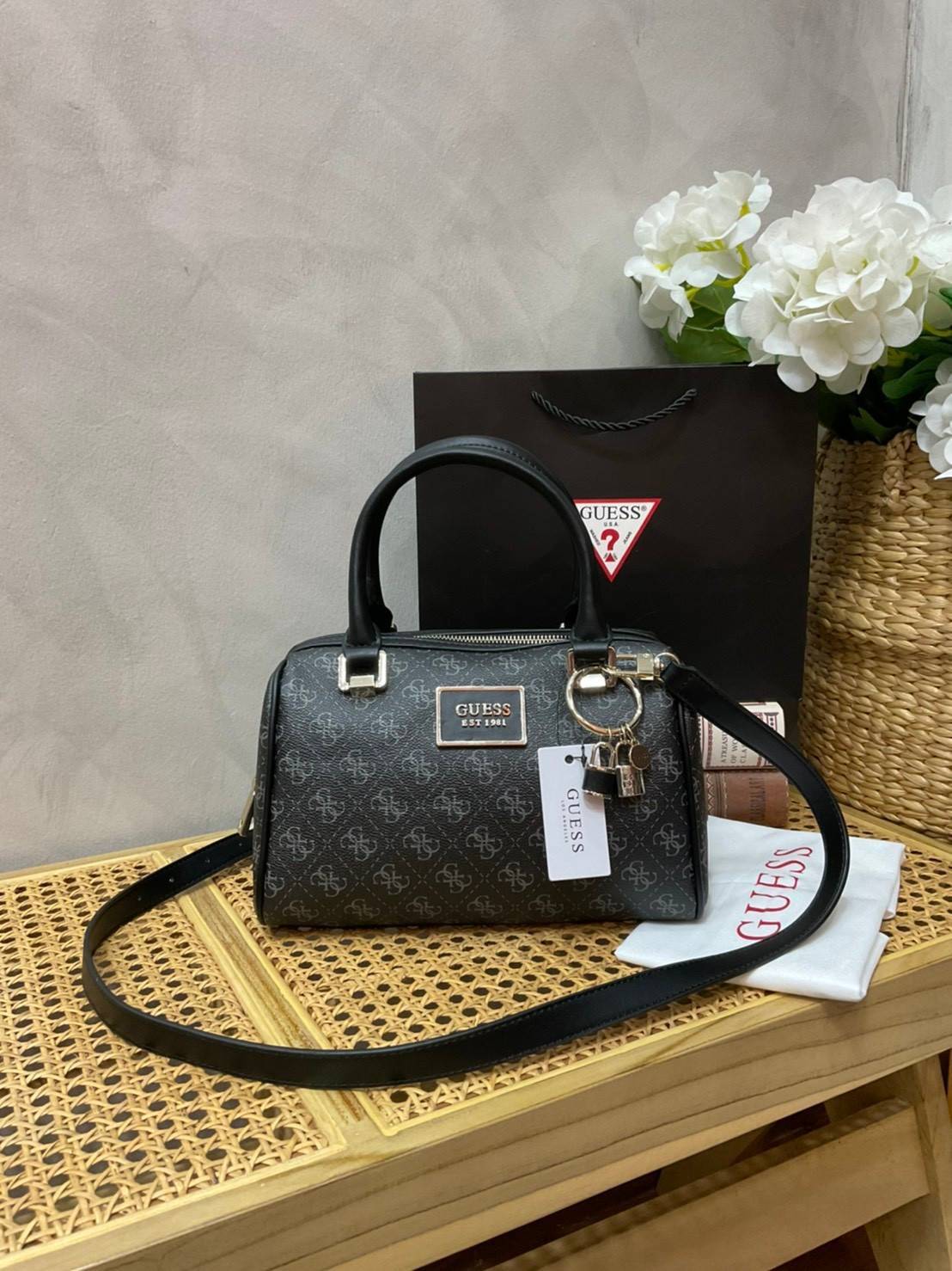 Guess Handbag with Small Shoulder Strap Tyren SG796605 New collection!! Guess ทรงหมอน ขนาดเล็ก ลายซิกเนเจอร์แบรนด์ ทรงหมอนยอดฮิต มีให้เลือก 5 สี สีสวยคลาสสิก เข้ากับง่ายกับทุกชุด ปิด/เปิด ด้วยซิป ภายในโล่งกว้าง แยกเป็นสัดส่วนใช้งาน ซับในตราแบรนด์ ใส่กระเป