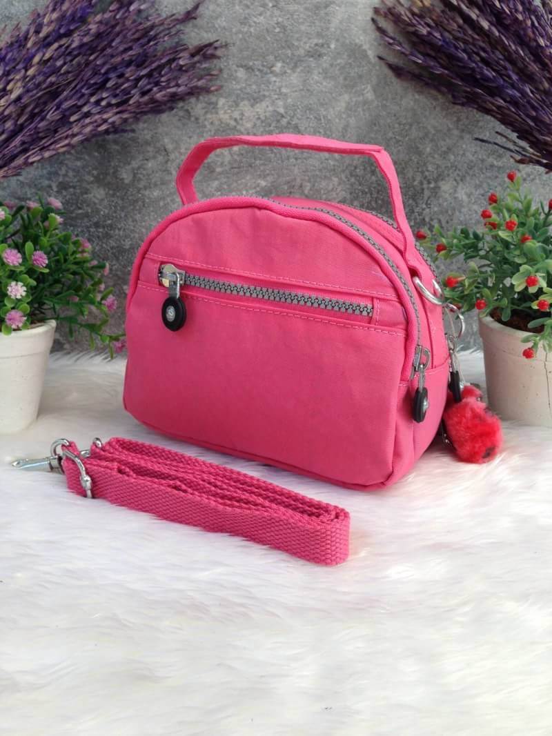 Kipling Mini Shoulder Bag K13869 Outlet Hongkong กระเป๋าสะพายไหล่ใบเล็กน่ารัก วัสดุผ้าไนล่อนกันน้ำอย่างดีตามแบบฉบับแบรนด์ แบ่งเป็นช่องซิป 3 ช่อง มีหูจับ ด้านในบุผ้าแบรนด์ มาพร้อมพวงกุญแจน้องลิง ใบนี้จุของได้เยอะน้ำหนักเบาค่ะ เหมาะมากกับการสะพายไปเที่ยวชิว