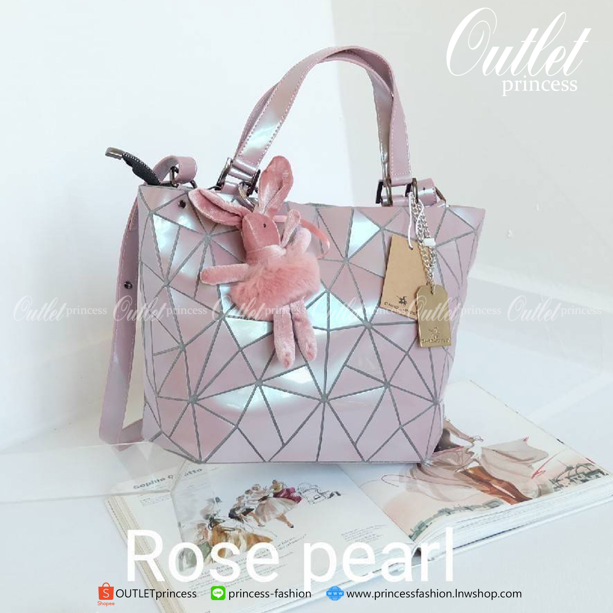 David Jones กระเป๋าสะพายข้างดีไซน์เกร๋มาก สีสวยหรูมาก ขนาดกะลังดีเลย ปรับทรงได้ 2 แบบ น่ารักมาก สี Rose pearl สวยที่สุด มาพร้อมกระต่ายเข้า set เลิศคะ