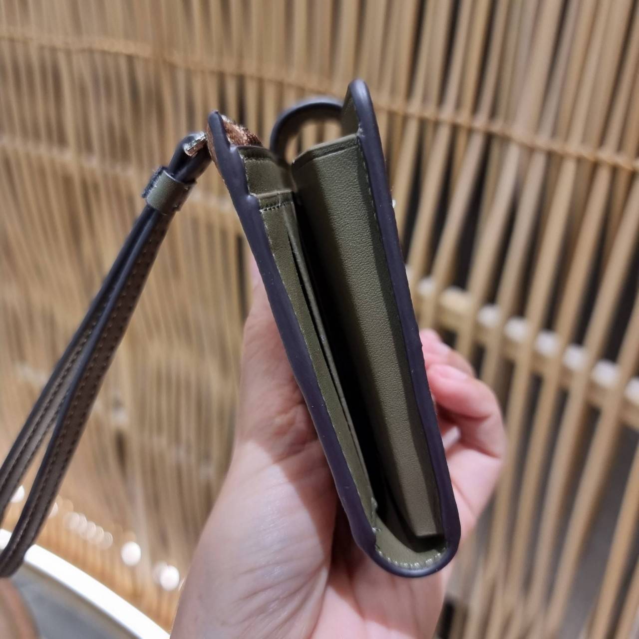 พร้อมส่ง 7 สี COACH C2874 TECH WALLET IN COLORBLOCK SIGNATURE CANVAS จัดให้สีใหม่ก่อนใคร!! ดีไซน์ใหม่ คอลเลคชั่นสวยหรู กระเป๋าสตางค์พร้อมสายคล้องมือ ง่ายต่อชีวิตมากจ้า!! มันดีอะไรเบอร์นี้ ใส่ได้ทั้งบัตร และโทรศัพท์ก็ใส่ได้ทุกรุ่น แถมยังมีช่องซิปแยกไปอีก ช