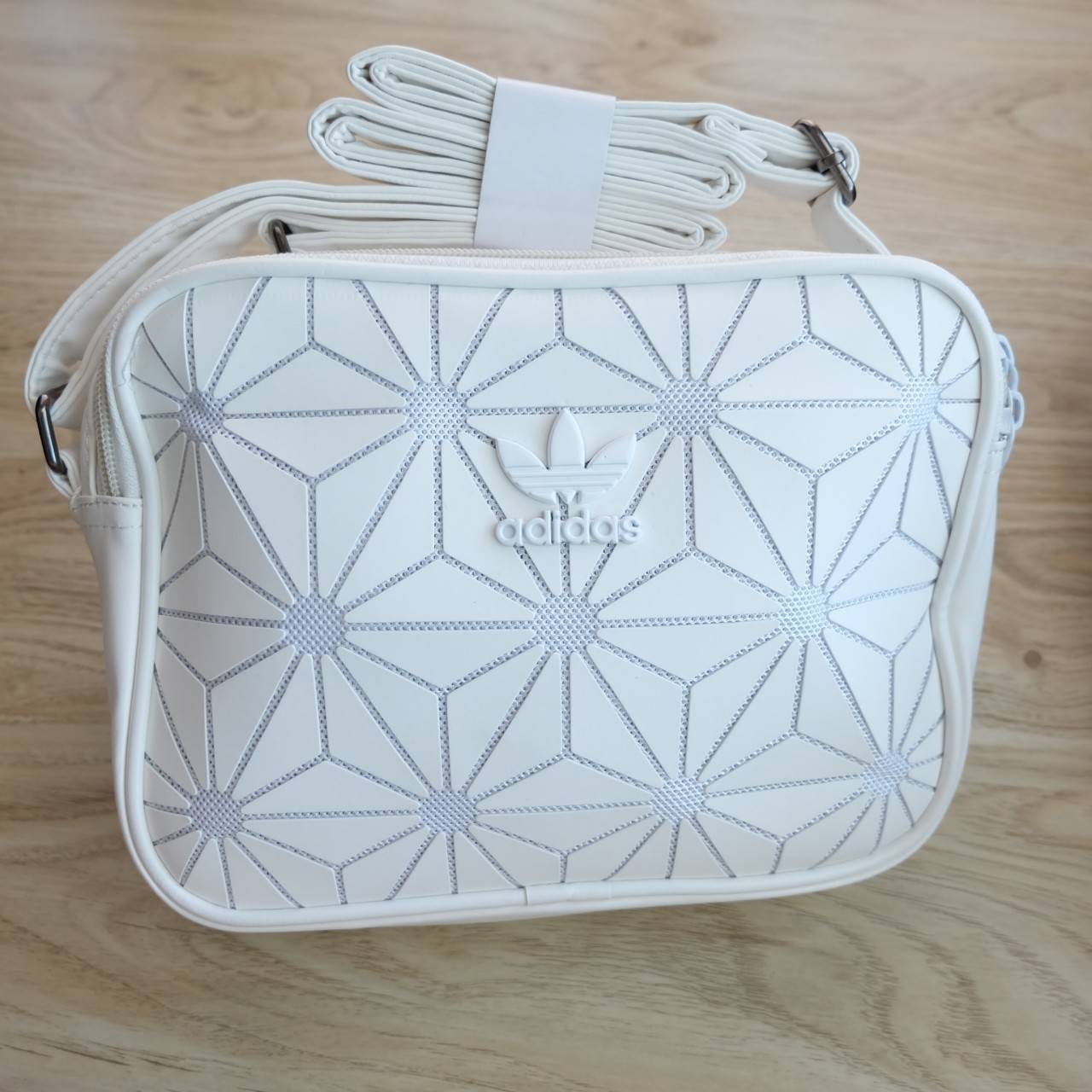 Adidas mini Airline bag กระเป๋าสะพายข้างแนว sport วัสดุด้านหน้าเนื้อ matte ผสมหนังนิ่มค่ะ น้ำหนักเบา ด้านหน้าติดโลโก้แบรนด์ เปิดปิด กระเป๋าแบบซิป ภายในโล่ง ใส่ของจุพอประมาณค่ะ มีช่องซิป หนึ่งช่อง ด้านหลังมีอีก 1 ช่องซิป:สายสะพายปรัยได้ freesize ขนาดกำลังด