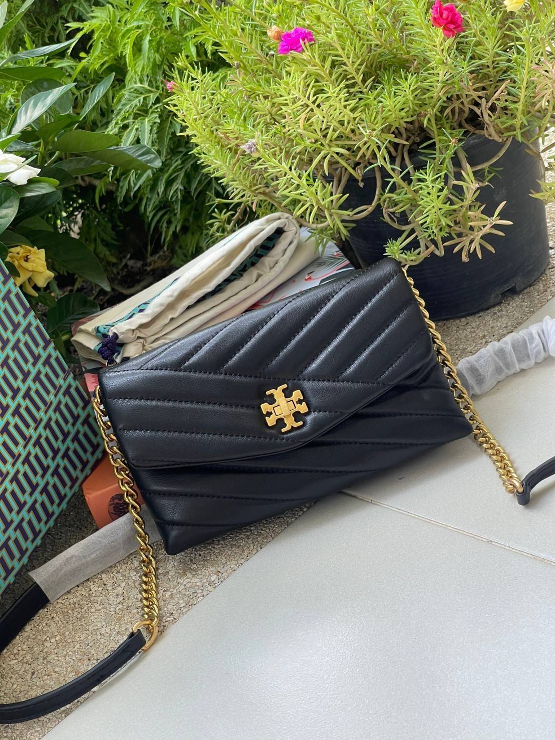 ของแท้ 💯% 】Tory Burch Kira Chevron Chain Wallet Bag เน้นความเรียบหรูดูแพง ต้องยกให้รุ่นนี้ ซึ่งมีขนาดกะทัดรัด ให้ลุคสาวมั่น Active ดูทะมัดทะแมง เหมาะสะพายในวันลำลอง และด้วยความที่เป็นแบรนด์ของทอรี่