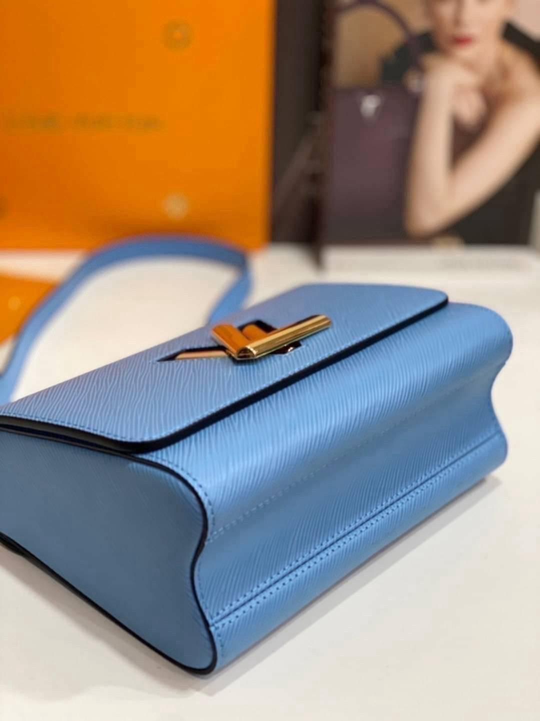 ORI หนังแท้ | LV Twist MM chain bag in grained Epi leather กระเป๋าสะพาย/กระเป๋าถือร พร้อมสายโซ่ หนังลายเกรน Epi โดดเด่นด้วยโลโก้หน้า สวยหรูเป็นเอกลักษณ์ ดีไซน์คัลเลอร์บล็อค สัมผัสโดดเด่นแมตช์กับทุกสไตล์