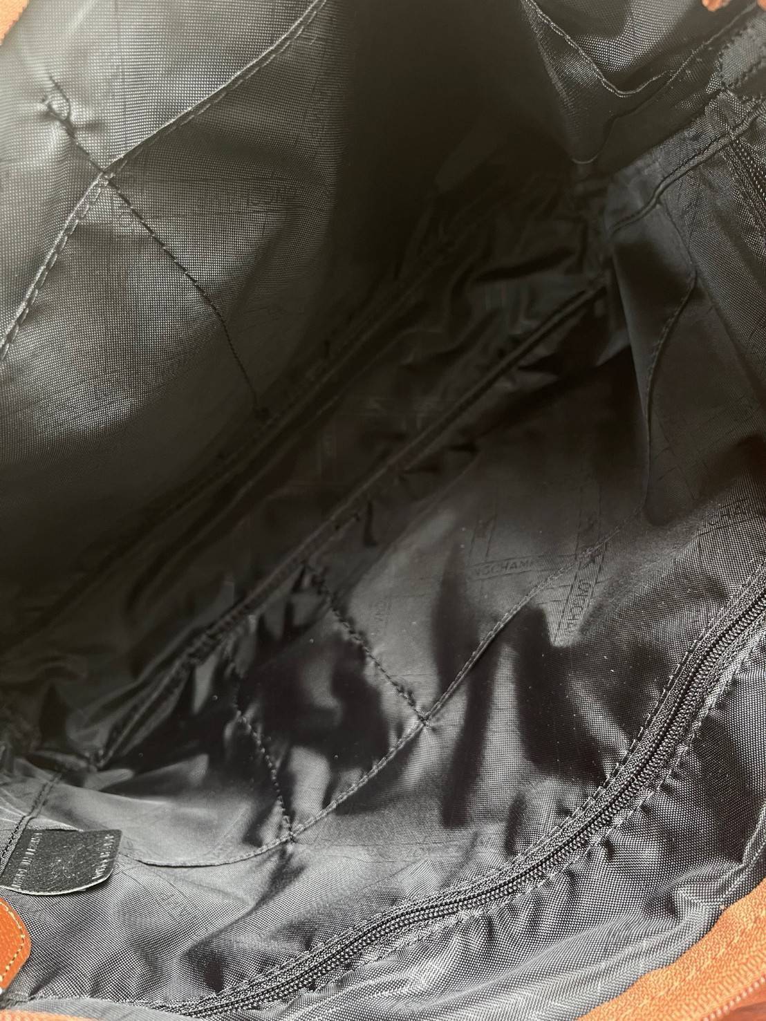 LONGCHAMP BOXFORD TRAVEL BAG M กระเป๋าเดินทางขนาดกลาง มาพร้อมสายสะพายที่สามารถถอดได้ ให้คุณเลือกสะพายไหล่หรือถือได้ มีซิปรูดเปิดปิดกระเป๋าที่ให้คุณมั่นใจได้ว่าคุณจัดเก็บไอเท็มของคุณได้อย่างมิดชิด บ็อคฟอร์ด (BOXFORD) สะท้อนความเป็นเอกลักษณ์ของแบรนด์ที่เปี่