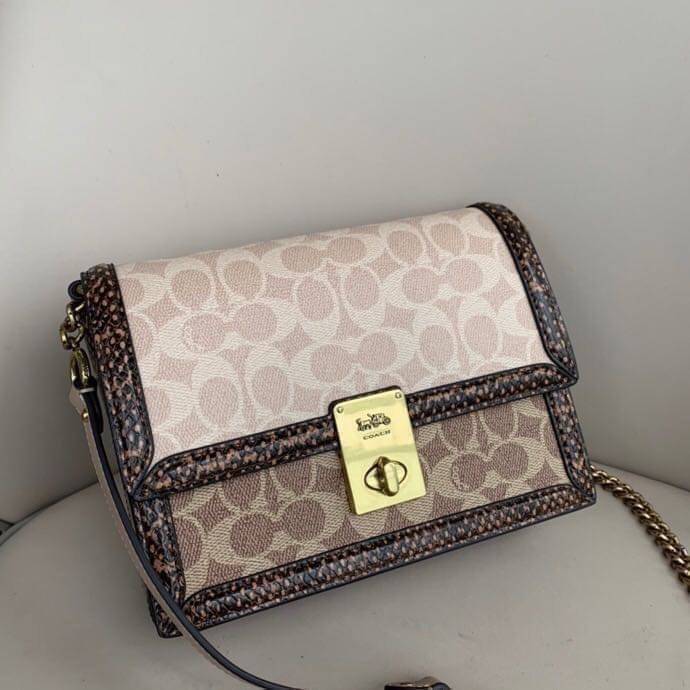 COACH HUTTON SHOULDER BAG IN SIGNATURE CANVAS sold out ไปกันทั่วหน้าในหลายประเทศ กับกระเป๋าสะพายที่สุดของความหรู ดีไซน์คลาสสิควินเทจ ลูกเล่นสีแทนสนิมตัดกับอะไหล่สีทองเหลืองดูย้อนยุคและหรูหรา วัสดุหนังแคนวาสสลับหนังแท้ สายสะพายโซ่สลับหนัง ปรับสะพายได้ 2 แบ