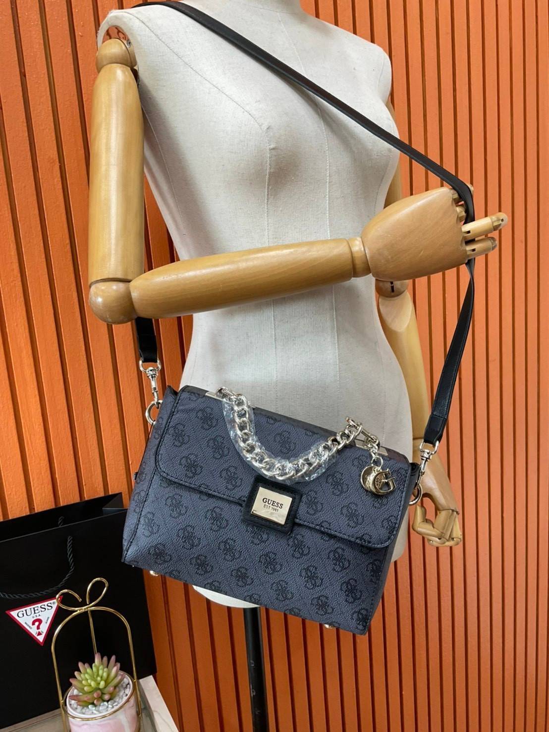 ราคาปังปิ๊นาศ (!!) มากแม่ 💕 GUESS Candace Top Handle Flap Bag กระเป๋าสะพาย Crossbody / คล้องแขน ถือออกงานได้ ทรงน่ารัก จากแบรนด์ GUESS สวยอยู่ทรง ขนาดกำลังดี น้ำหนักเบา ด้านหน้ามีโลโก้แบรนด์อะไหล่ทอง มีอะไหล่โซ่ห้อยด้านหน้าสามารถคล้องแขนและถือได้ 