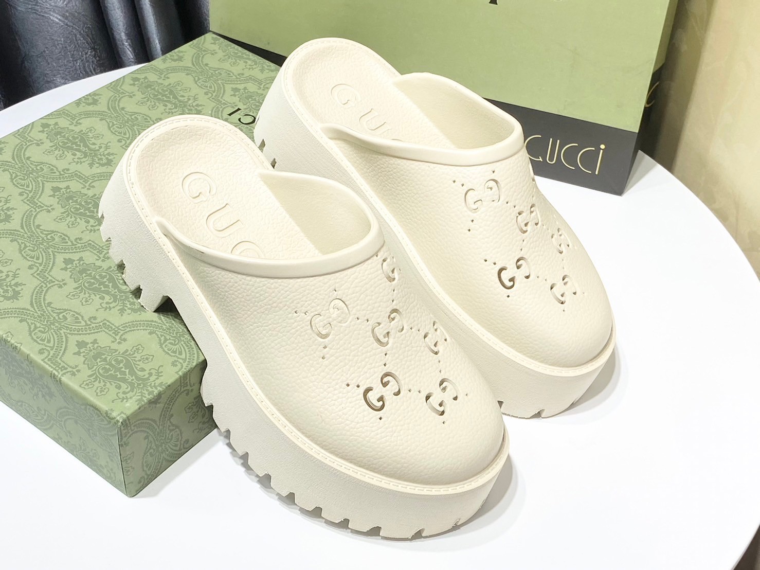 สลับแท้ GUCCI platform perforated G sandal / GG Sandel รองเท้า GG เกรดออริจินอล สลับแท้ พร้อมกล่อง ภาพถ่ายจากงานจริง ใช้งานต่างประเทศได้