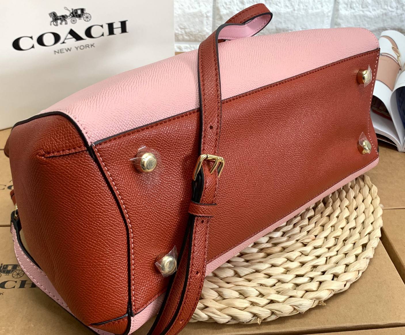 COACH HANDBAG//SHOULDER BAG ((28470)) กระเป๋าหิ้ว//สะพายไหล่ วัสดุหนังแท้ หนังนิ่ม น้ำหนักเบา ใบใหญ่กำลังดีค่ะ ปากกระเป๋าเป็นแบบกระดุมแม่เหล็ก ภายในมี2ช่องใหญ่ ค่อนข้างกว้าง ใส่ของได้ครบเลยทีเดียวค่ะ มีเป็นช่องซิปกลางหนึ่งช่อง และช่องใส่ของจุกจิกได้อีก3ช่