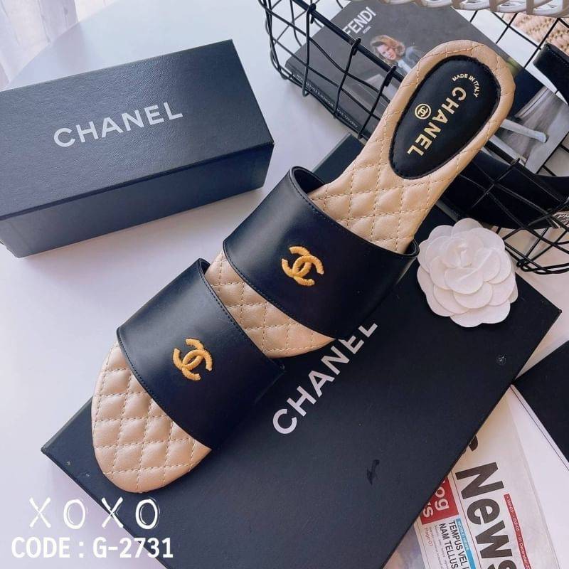 CHANEL SANDALS แตะสวม สวย เรียบ หรู งานชิค แมทส์ชุดง่าย น้ำหนักเบา วัสดุหนัง PU ปักเดินด้ายโลโก้แบรนด์ พื้นงานเย็บตาราง
