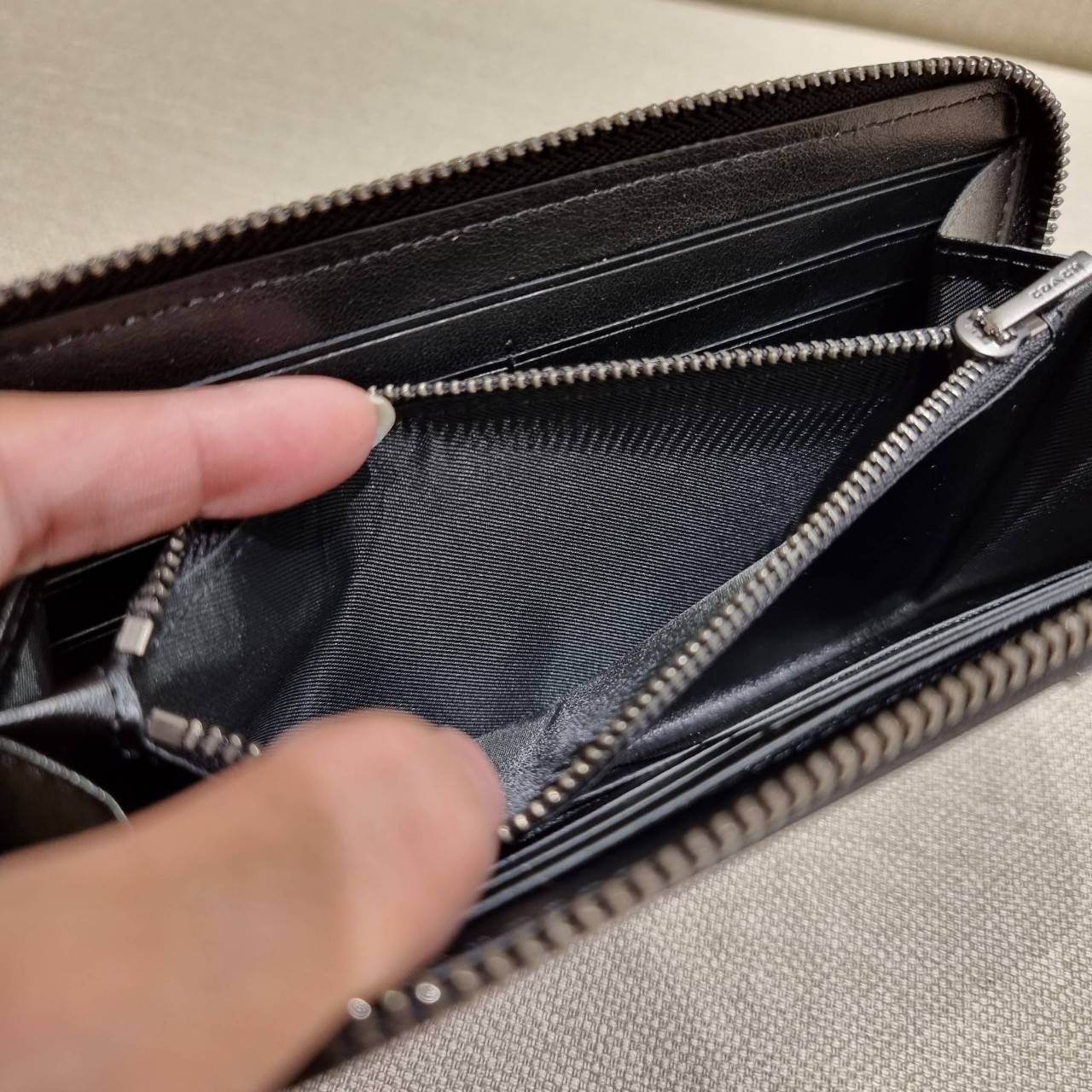 COACH C4327 COACH x PEANUT ACCORDION ZIP WALLET IN SIGNATURE CANVAS WITH SNOOPY PRINT คอลเลคชั่นใหม่ กระเป๋าสตางค์ใบยาว ลายสนูปพี น่ารักน่าใช้ สีคลาสสิค ใช้ได้ตลอดกาลไม่มีตกเทรนด์ วัสดุหนังแคนวาสเคลือบลาย ภายในใส่บัตรได้เยอะ มีช่องซิปแยก ใส่โทรศัพท์ได้ พก