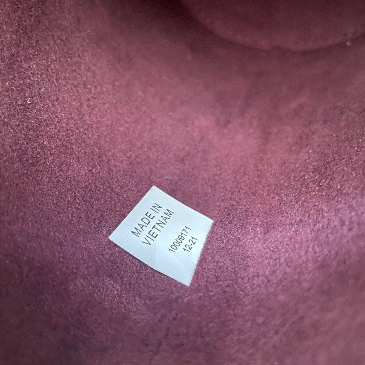 Mini : Tory Burch T Monogram Embroidered Mini Bucket Bag Hazelnut กระเป๋าทรงถังขนาดเล็ก เป็นแพทเทิร์นคลาสสิคที่ได้รับแรงบันดาลใจจากการควิลท์แบบดั้งเดิมของเพนซิลเวเนีย คอลเล็คชั่นบอกเล่าความมีสไตล์เหนือกาลเวลา ลายดอกกุหลาบสีแดงลายปักษ์ วัสดุผ้าสว๊อตซ์วินเท